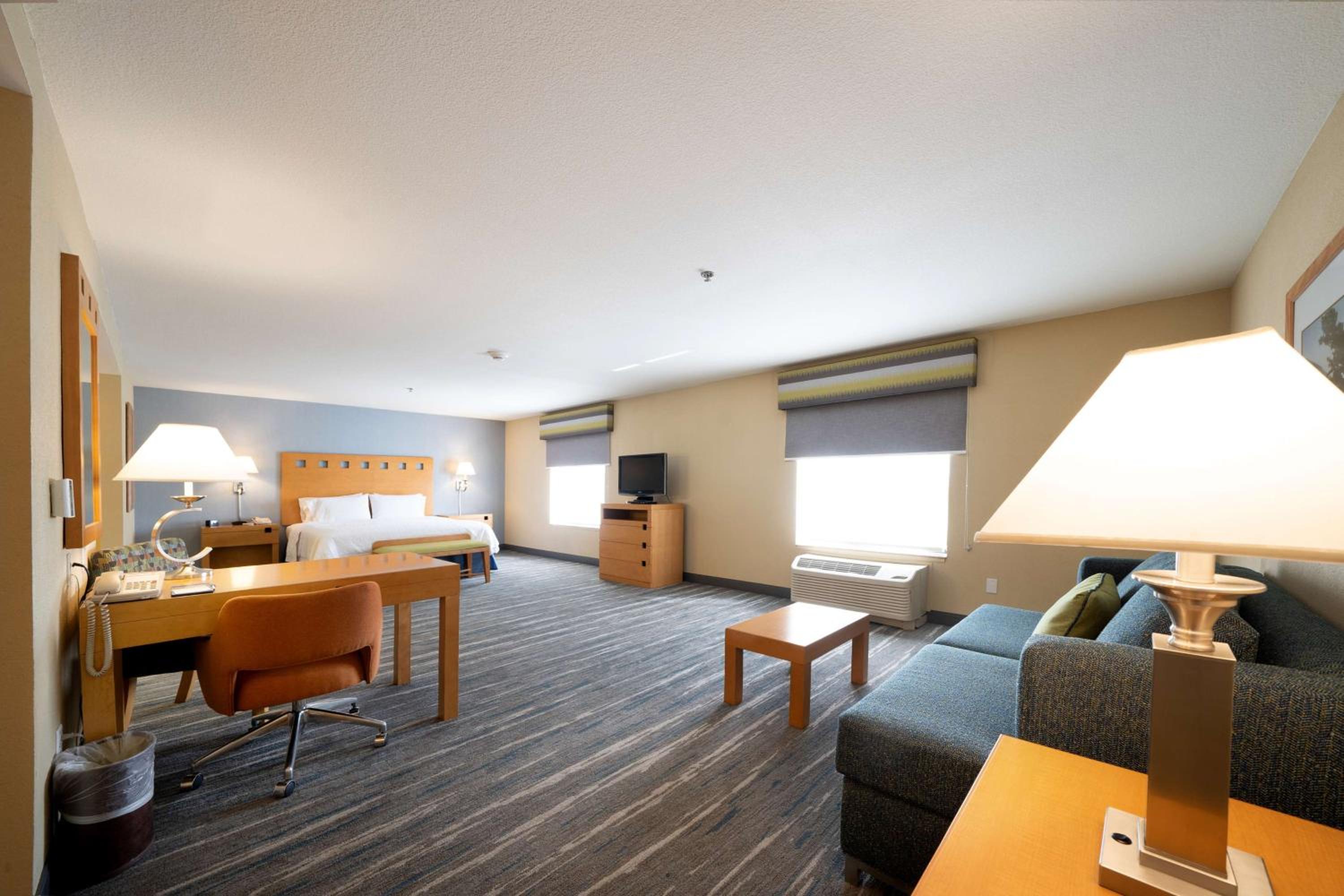 King Studio Suite with Whirlpool - Non-Smoking - Photo 1