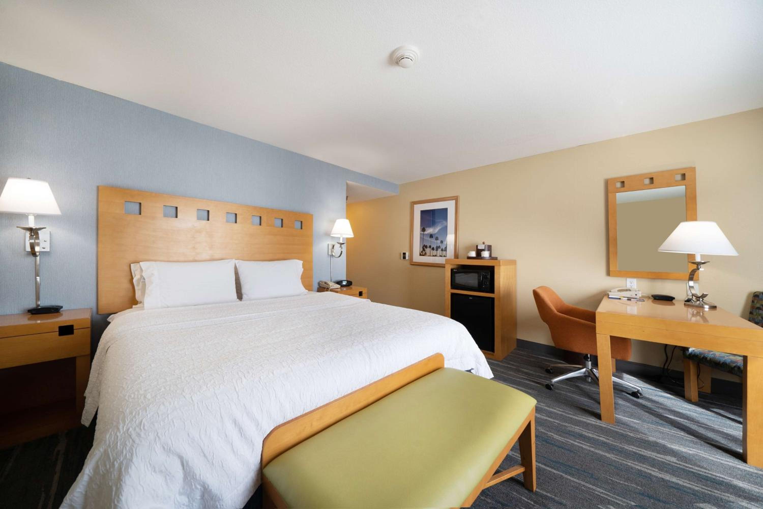King Room with King Bed - Non-Smoking - Photo 2