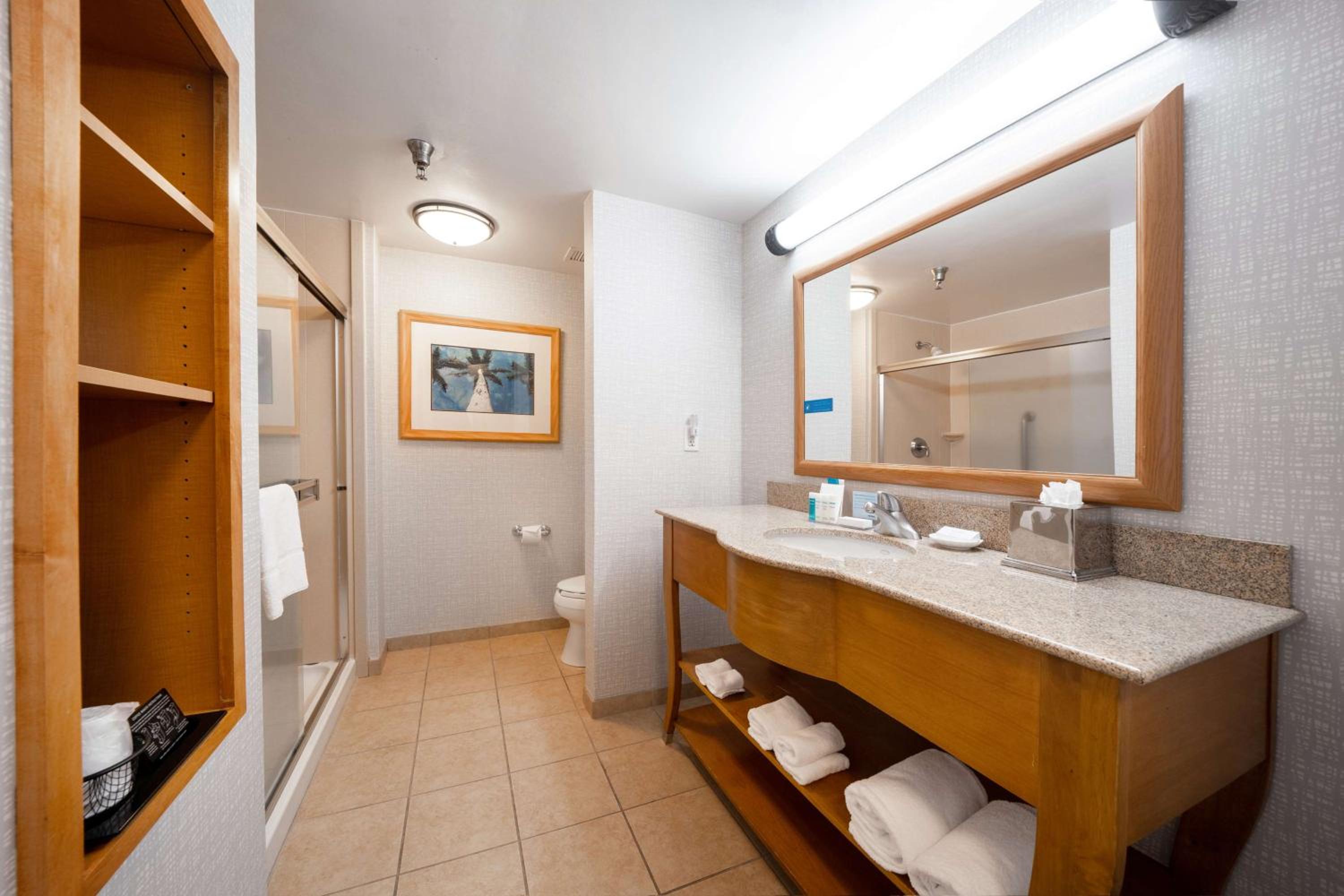 King Room with King Bed - Non-Smoking - Photo 3