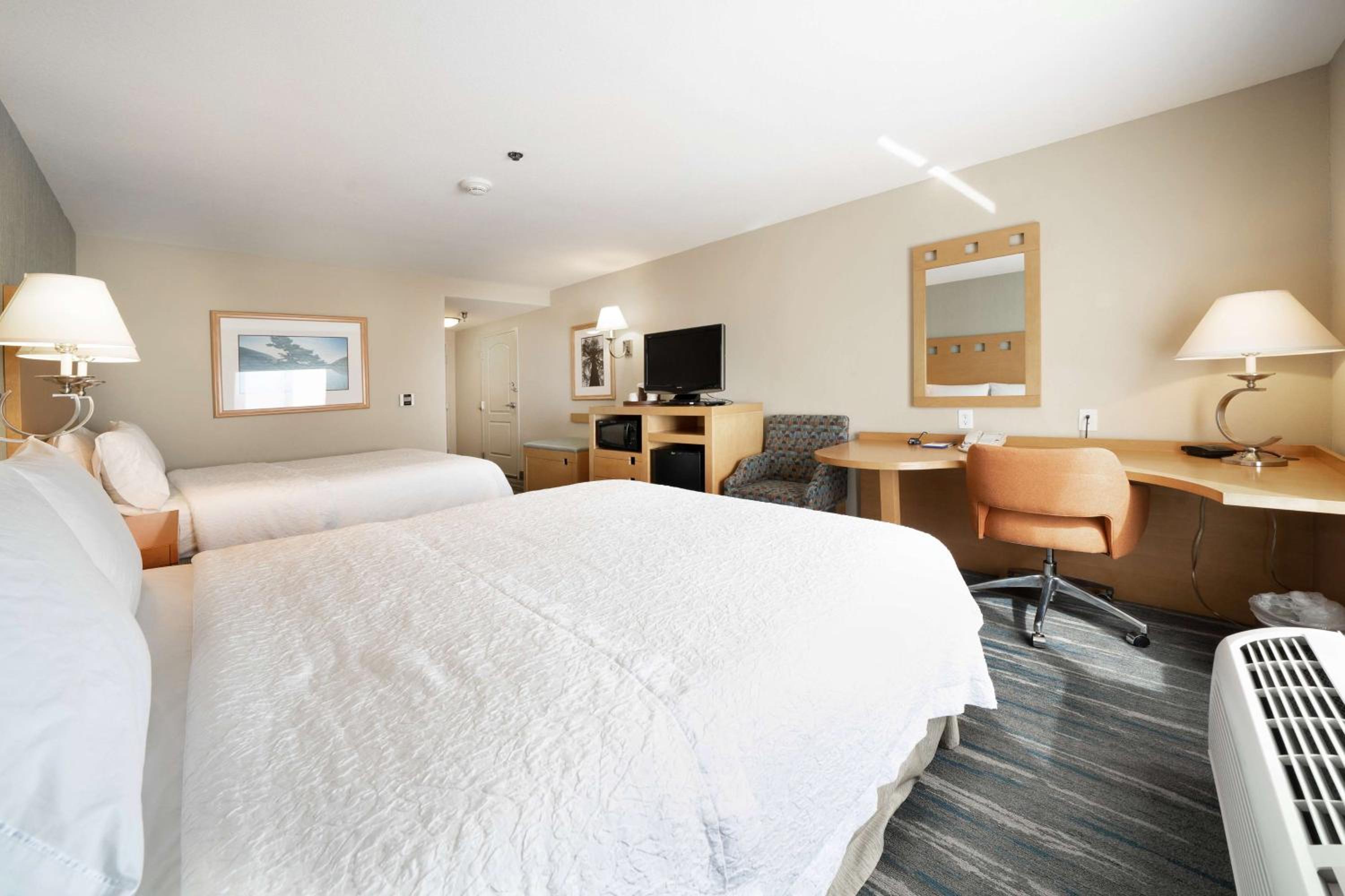 Room with Two Queen Beds - Non-Smoking - Photo 2