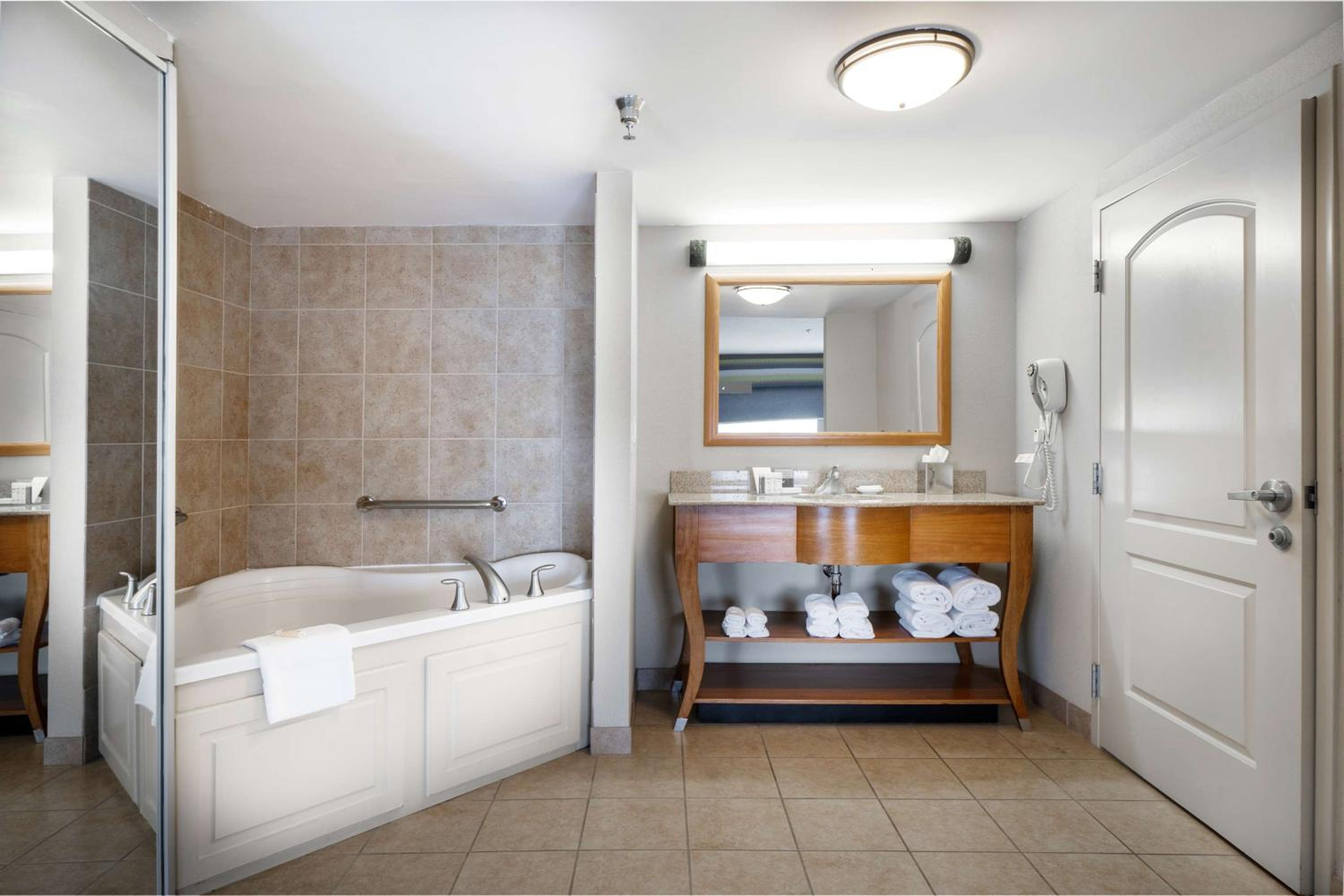 King Studio Suite with Whirlpool - Non-Smoking - Photo 2