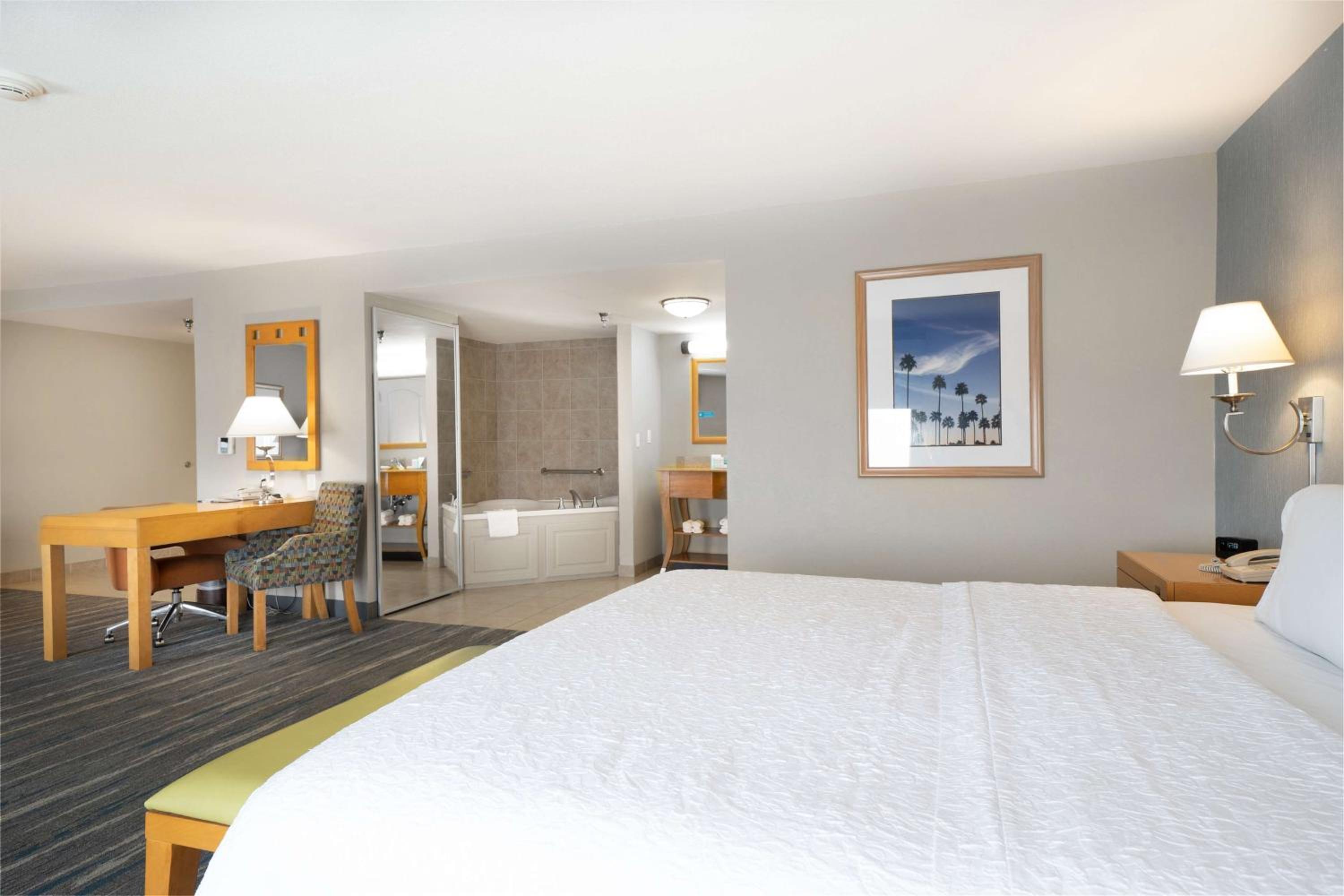 King Studio Suite with Whirlpool - Non-Smoking - Photo 4