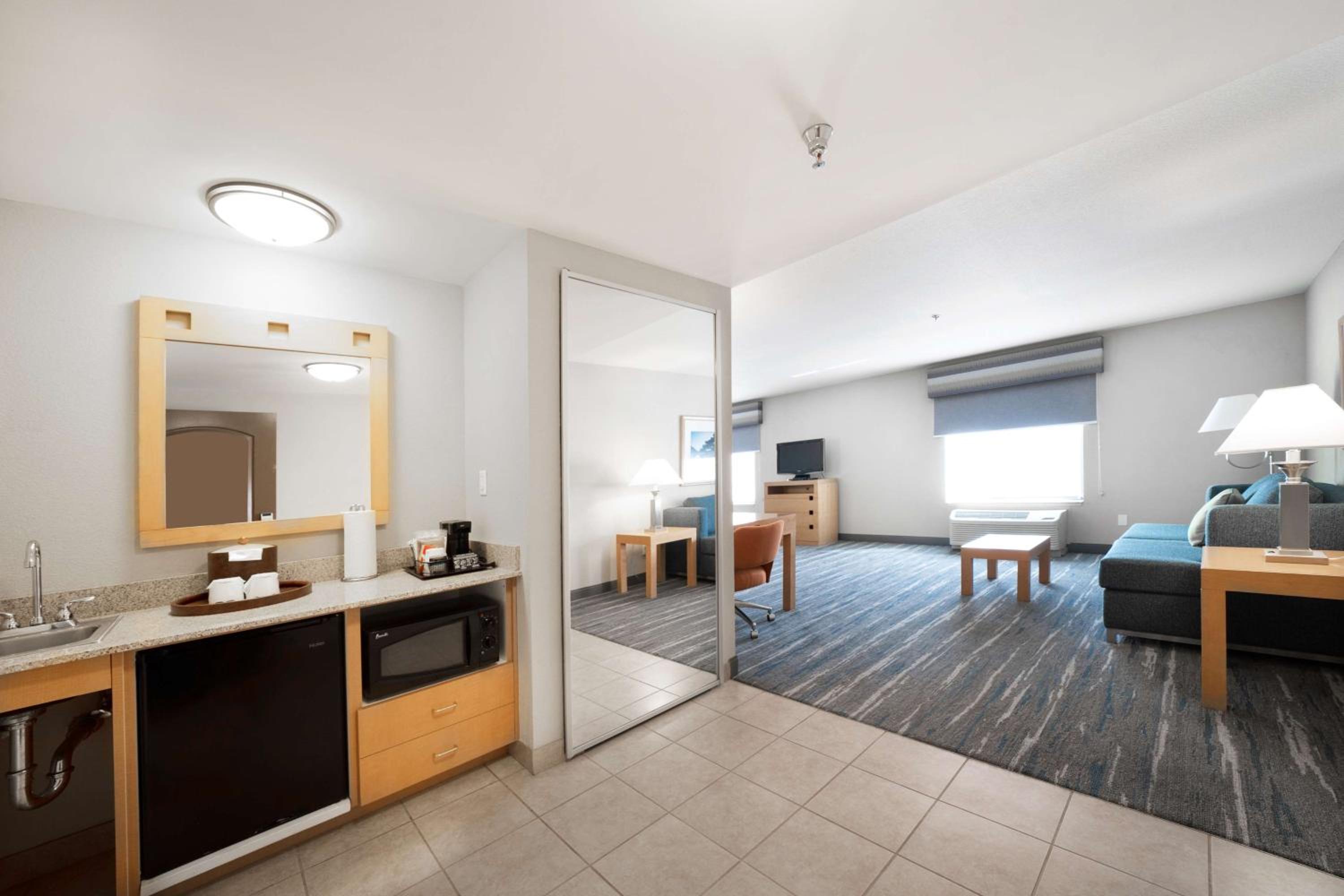 King Studio Suite with Whirlpool - Non-Smoking - Photo 3