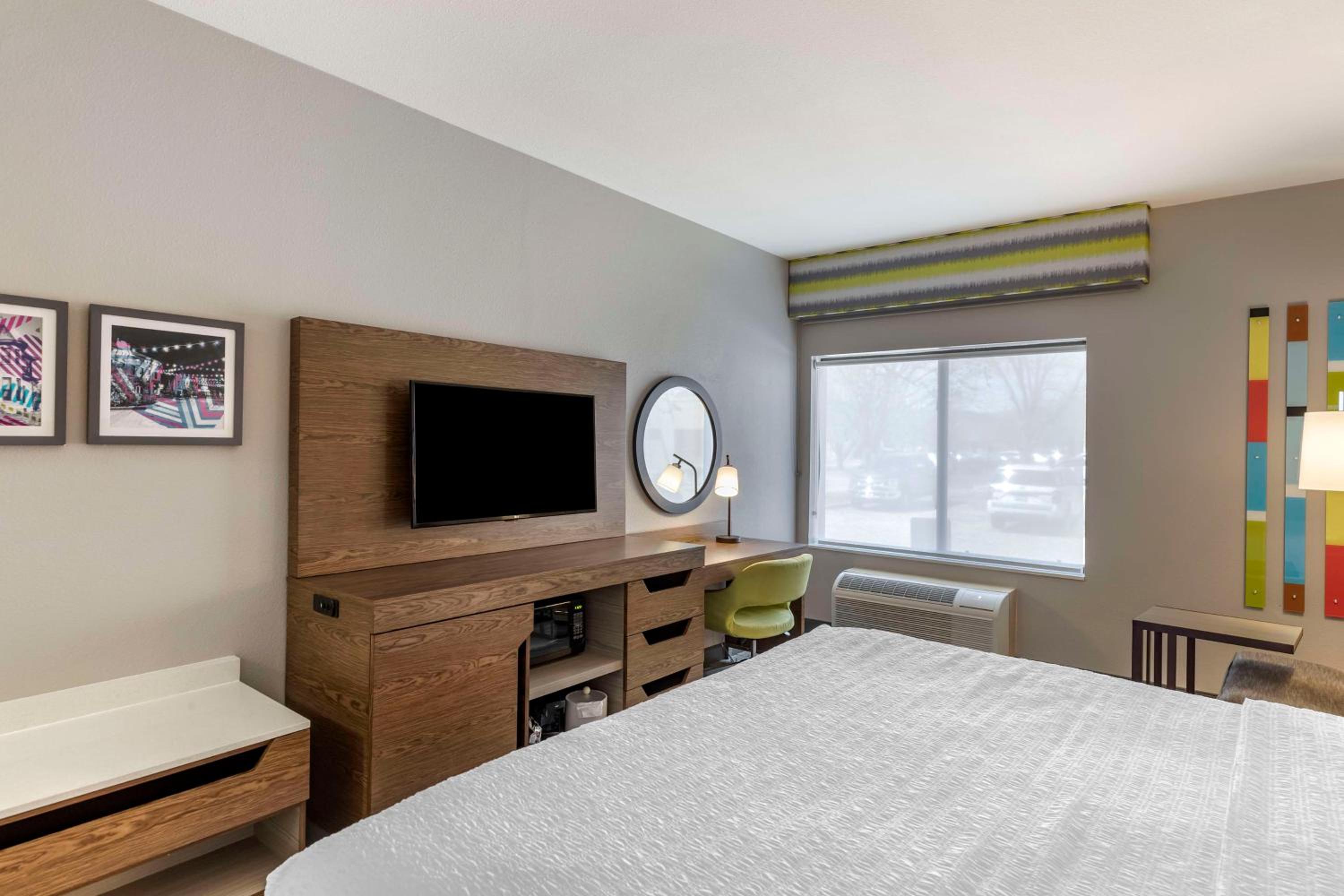 King Room with King Bed - Non-Smoking - Photo 4