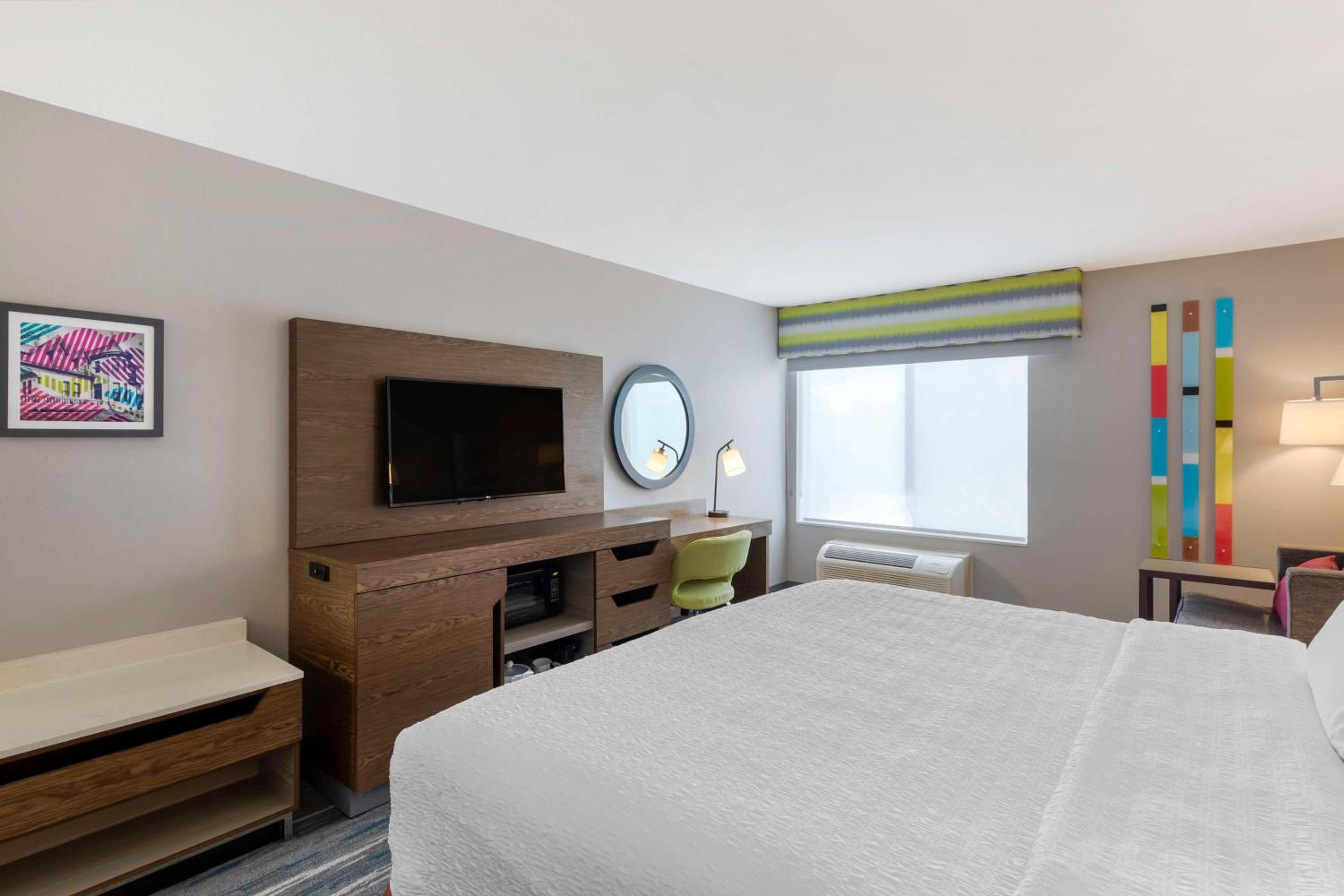 King Room with King Bed - Non-Smoking - Photo 2