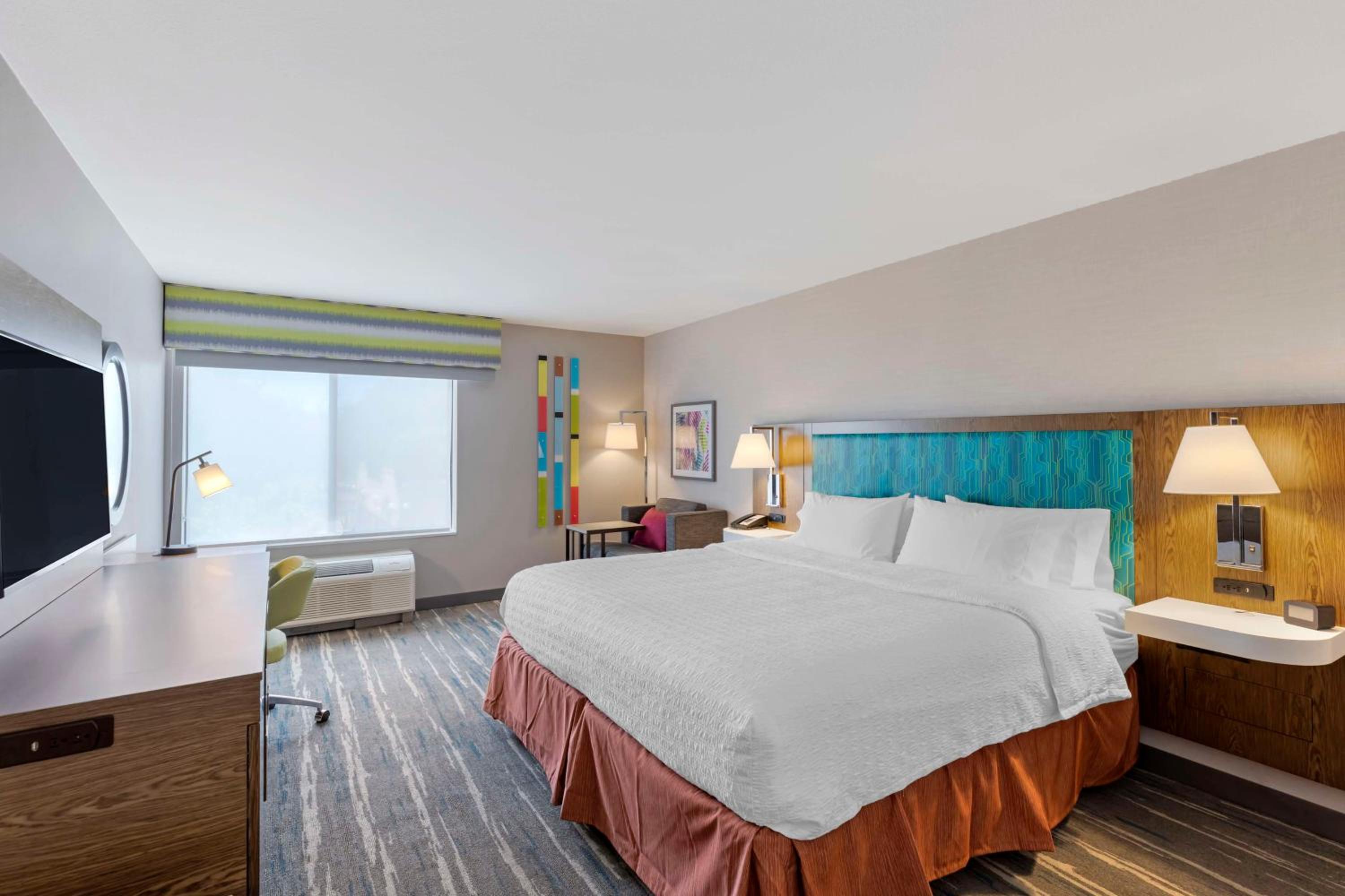King Room with King Bed - Non-Smoking - Photo 3