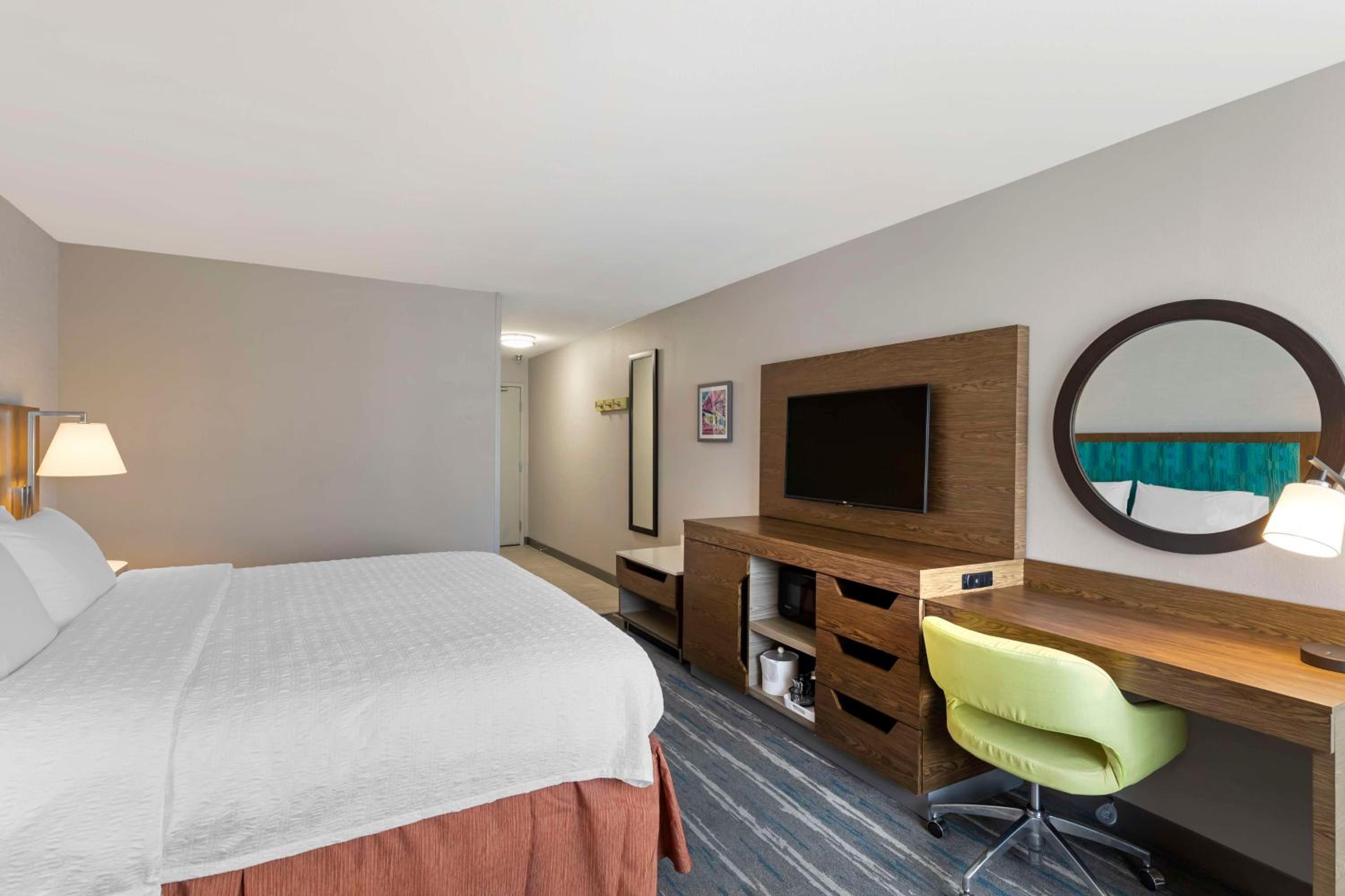 King Room with King Bed - Non-Smoking - Photo 9