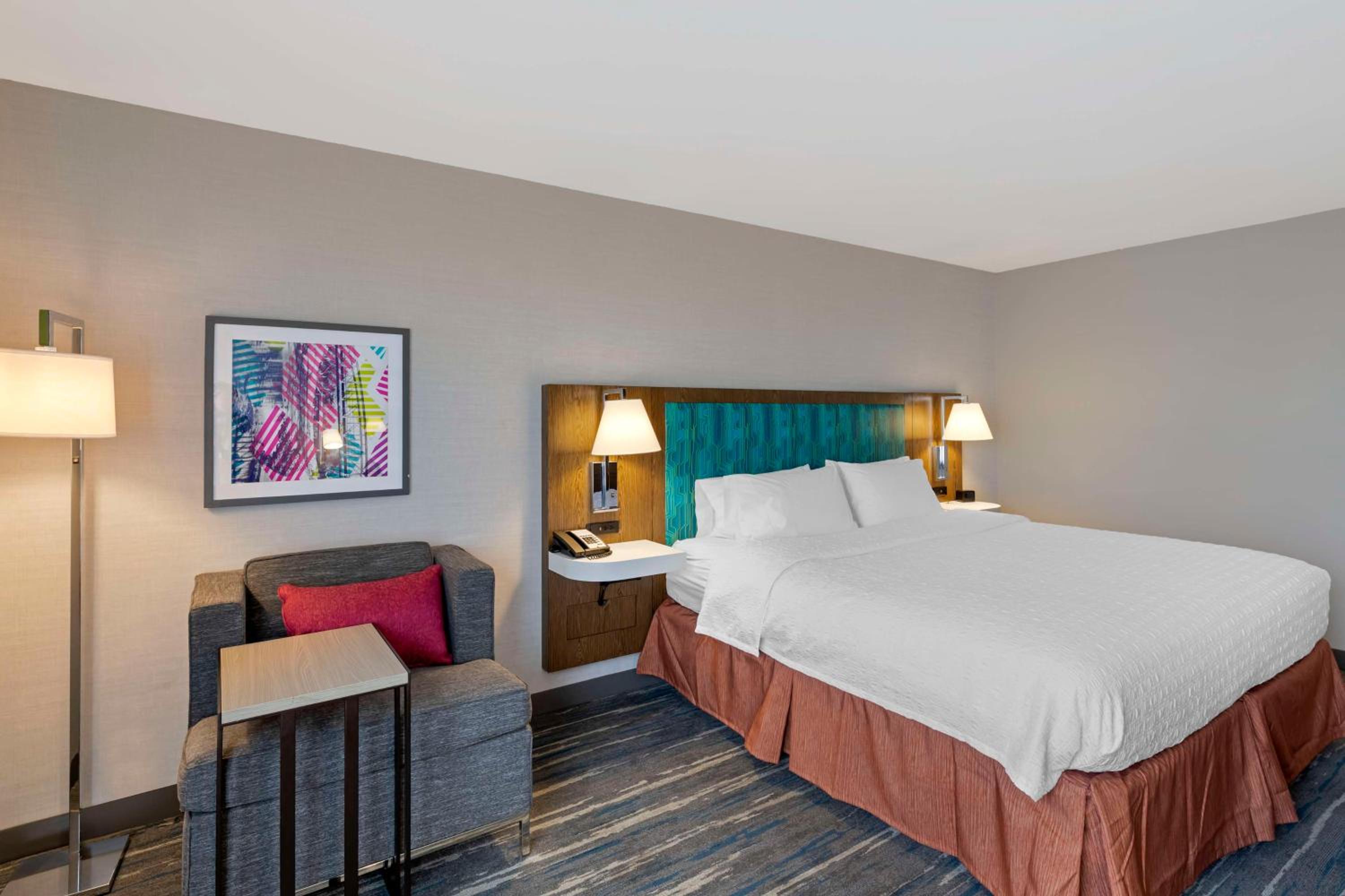 King Room with King Bed - Non-Smoking - Photo 8