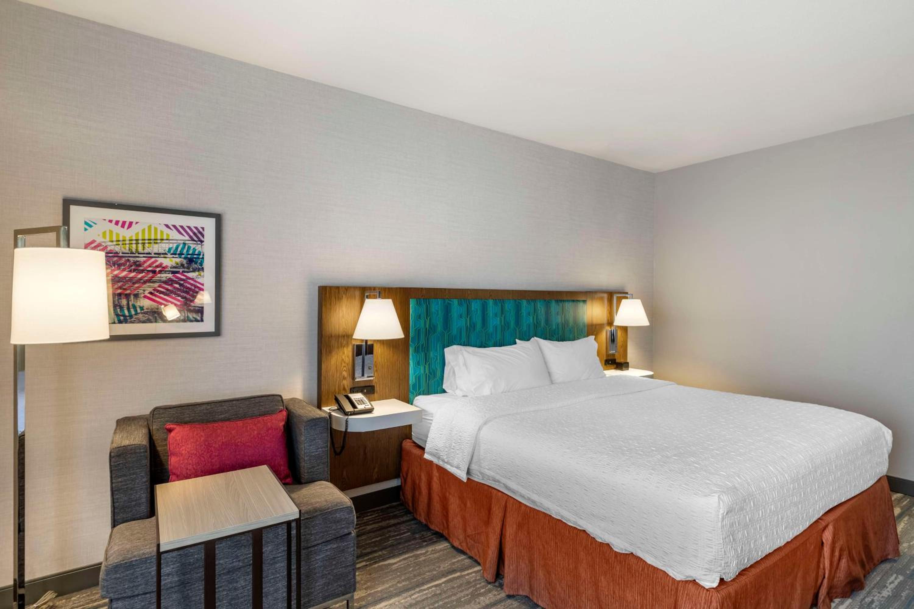 King Room with King Bed - Non-Smoking - Photo 7
