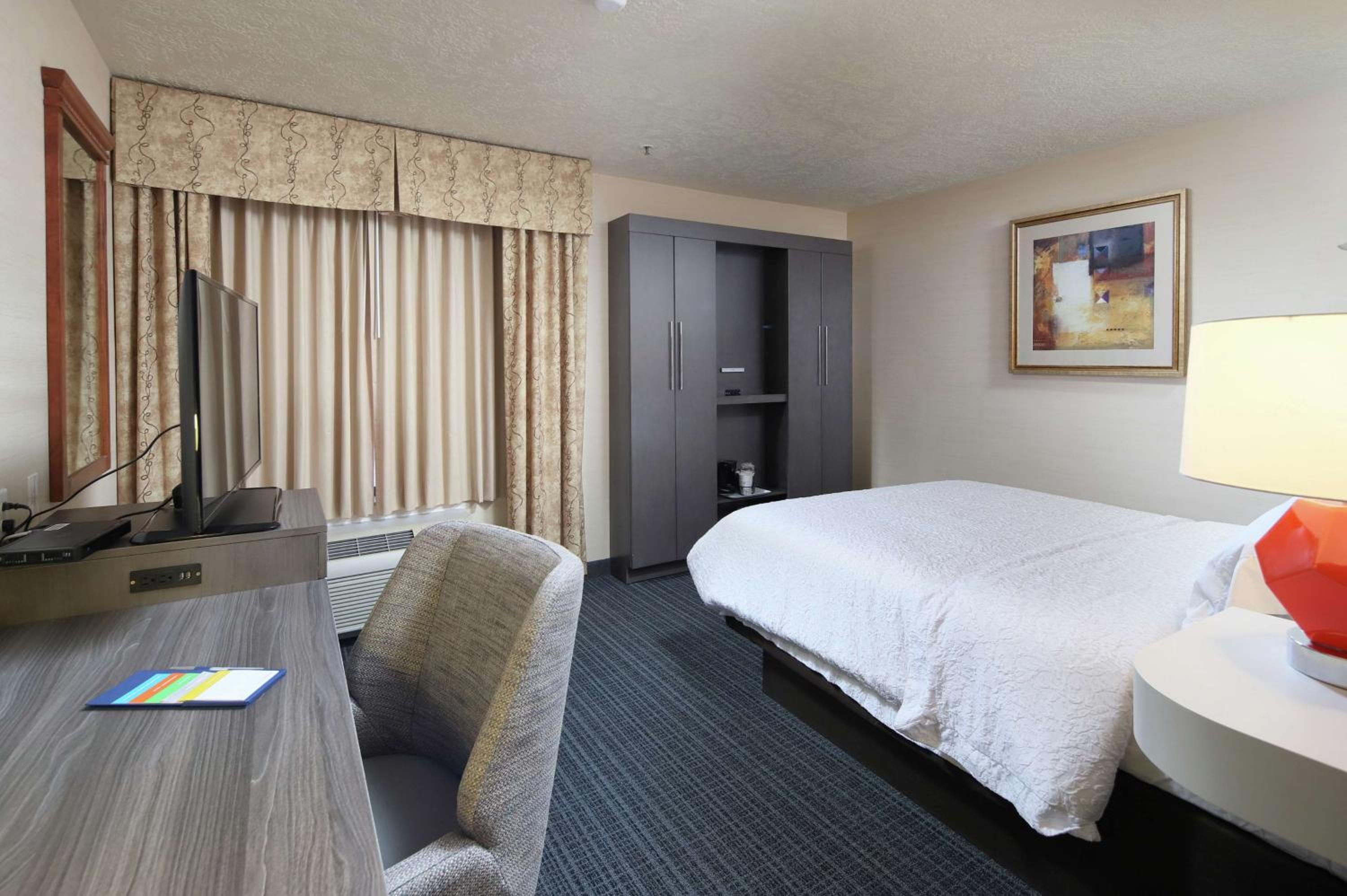 Queen Room - Non-Smoking - Photo 1