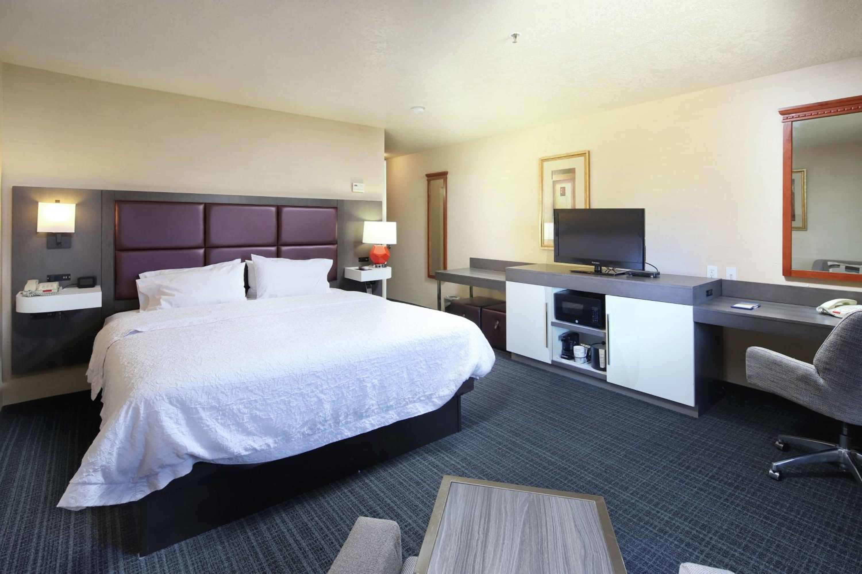 King Room with King Bed - Non-Smoking - Photo 1