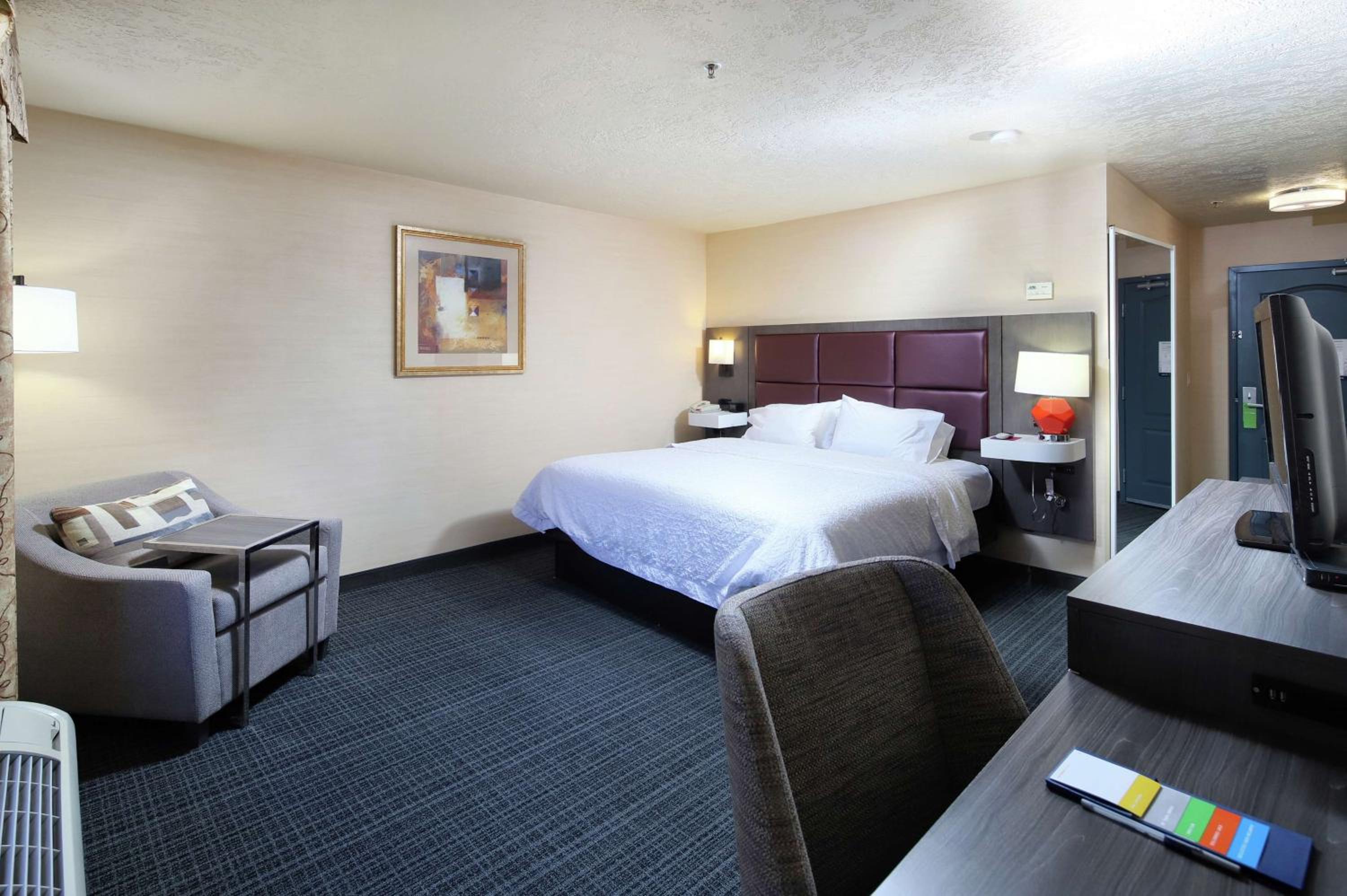 King Room with King Bed - Non-Smoking - Photo 5