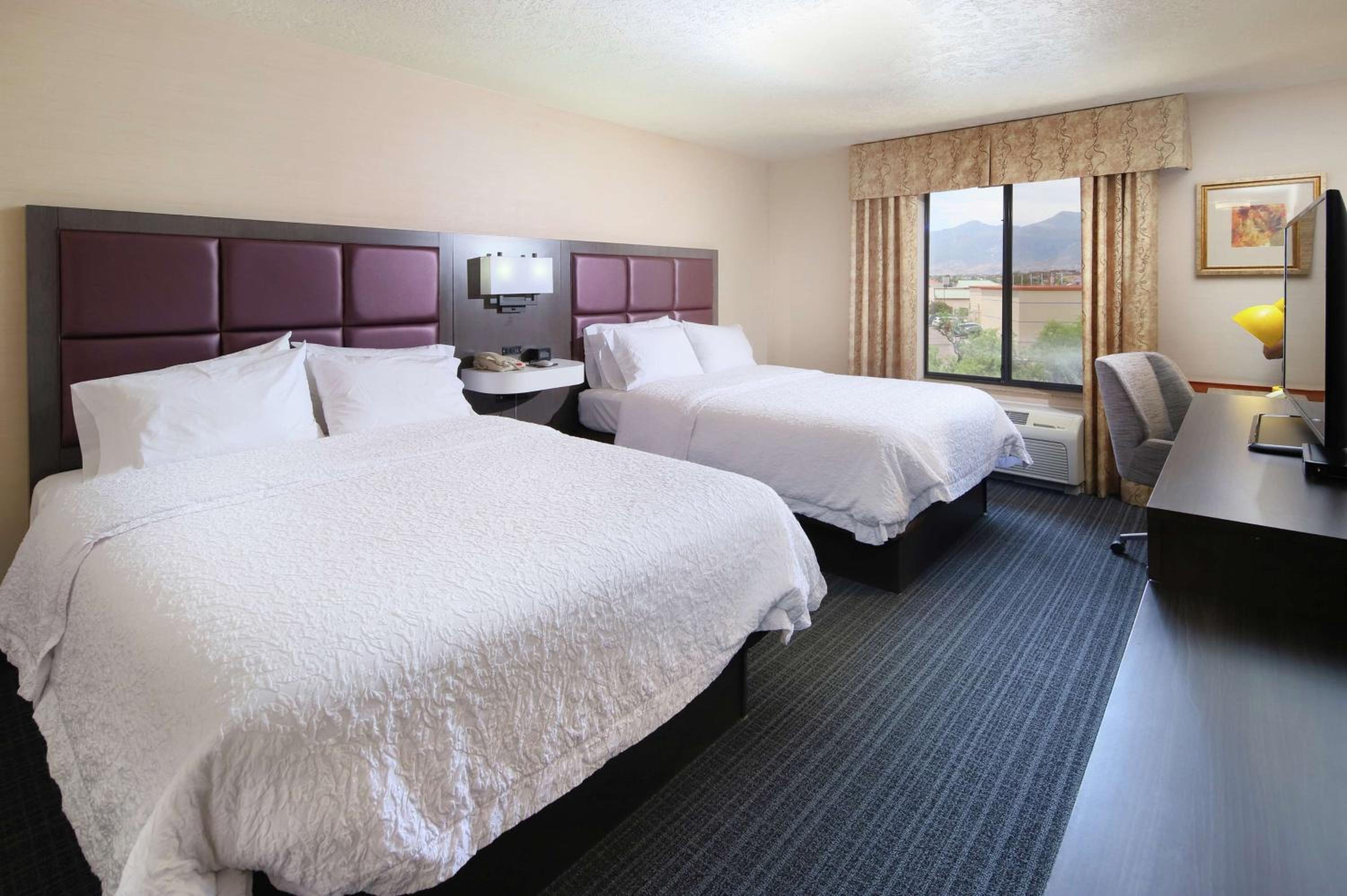 Room with Two Queen Beds - Non-Smoking - Photo 4
