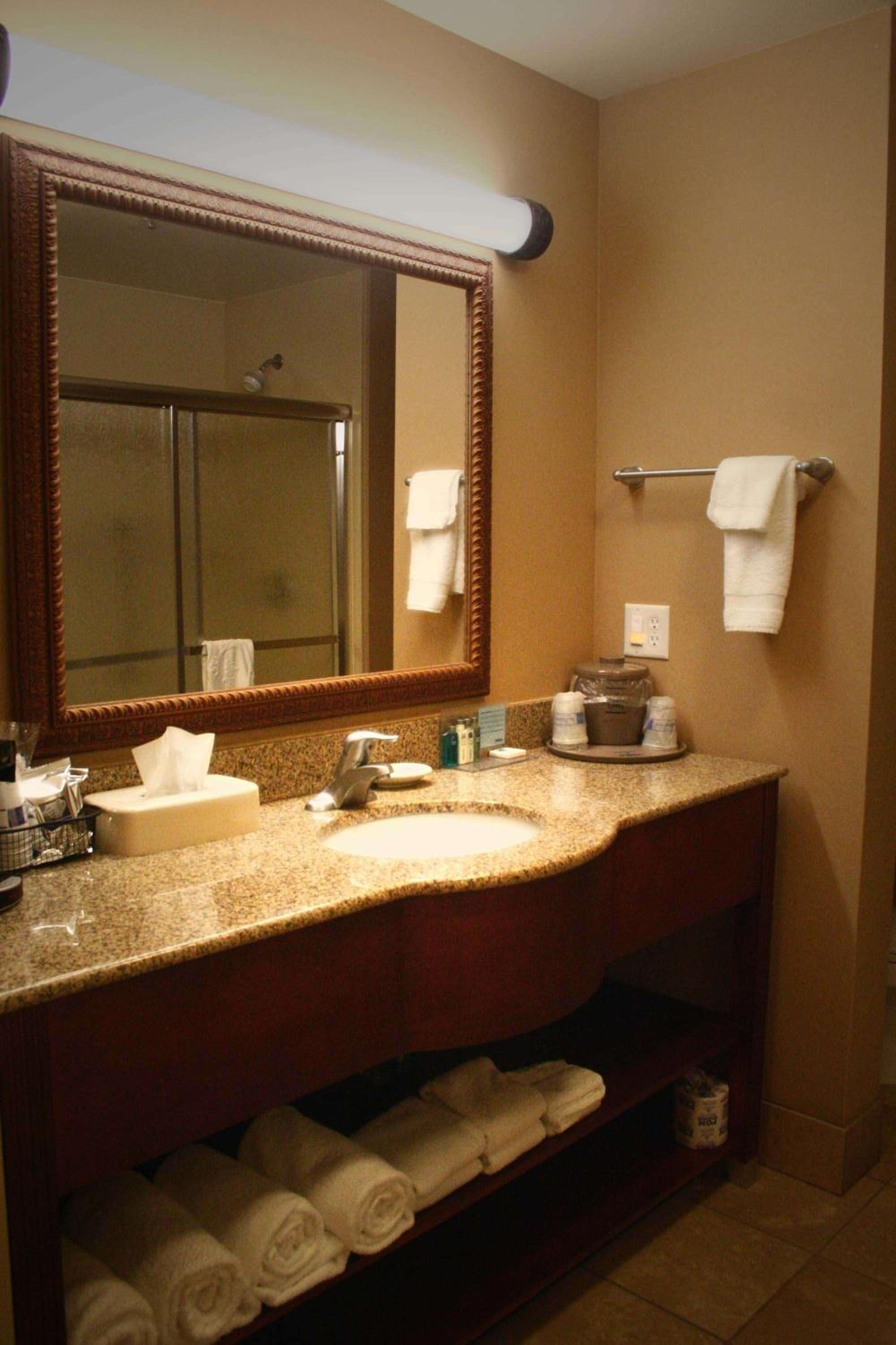 King Room with King Bed - Non-Smoking - Photo 4