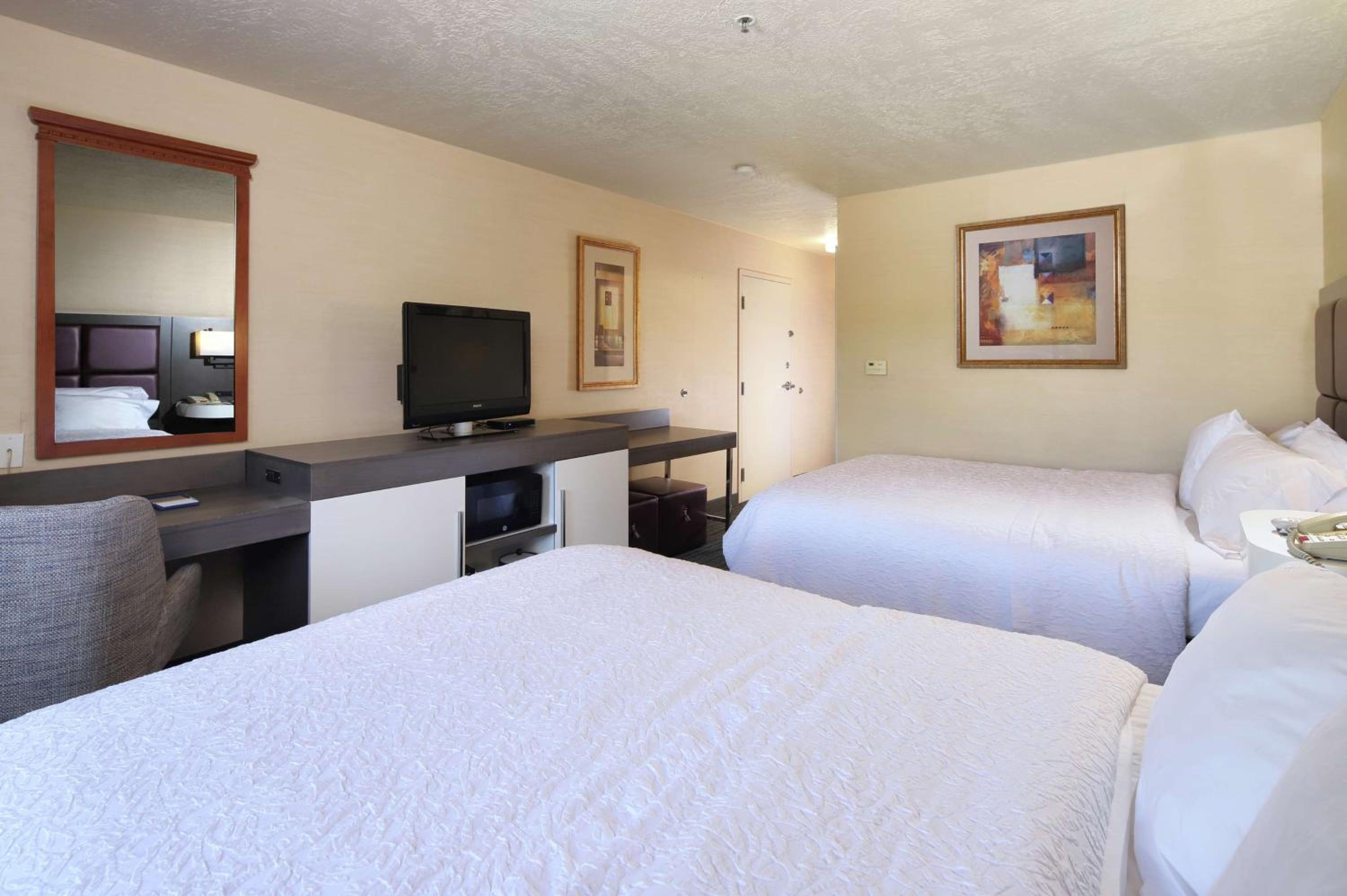 Room with Two Queen Beds - Non-Smoking - Photo 3