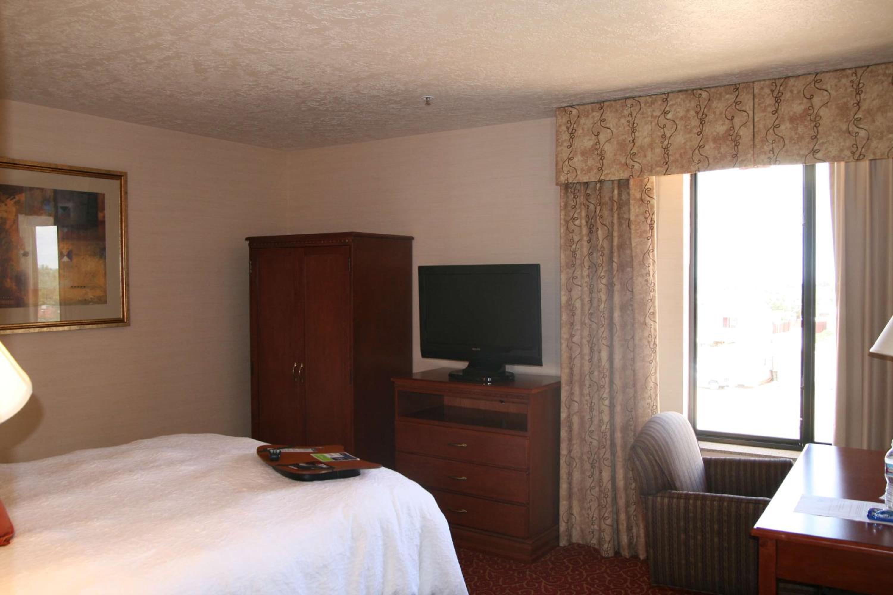 Queen Room - Non-Smoking - Photo 3