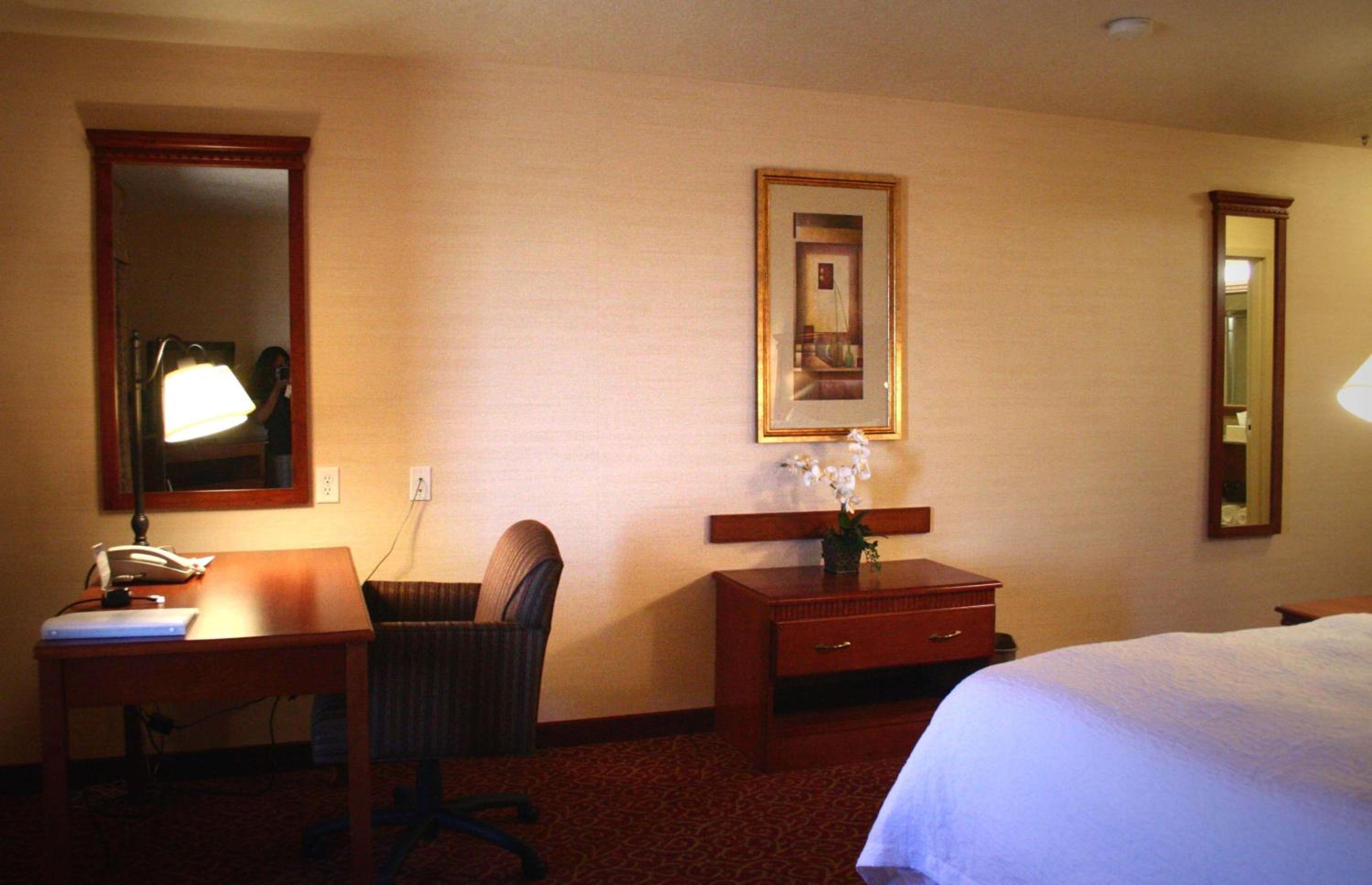 King Room with King Bed - Non-Smoking - Photo 2