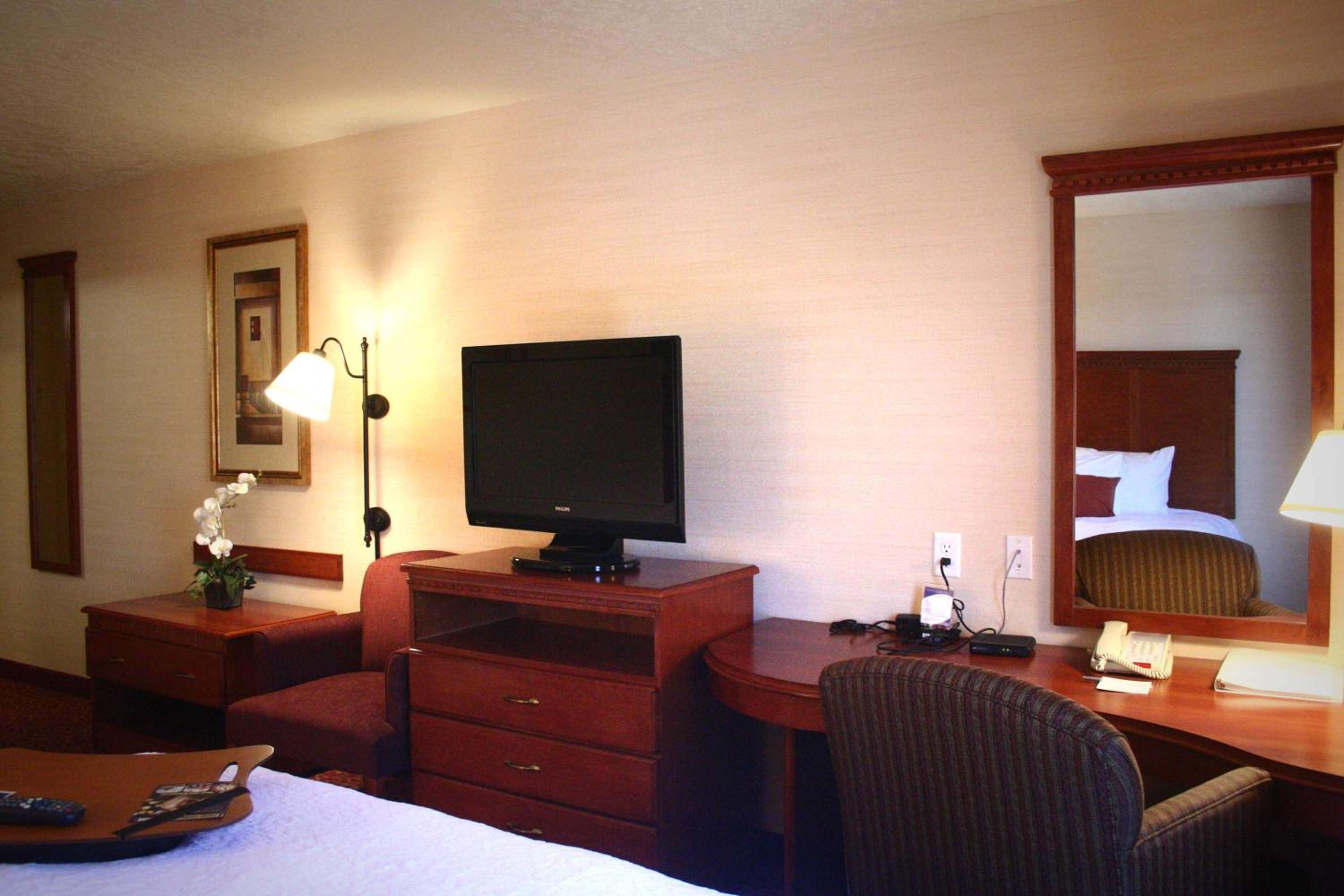 Room with Two Queen Beds - Non-Smoking - Photo 5