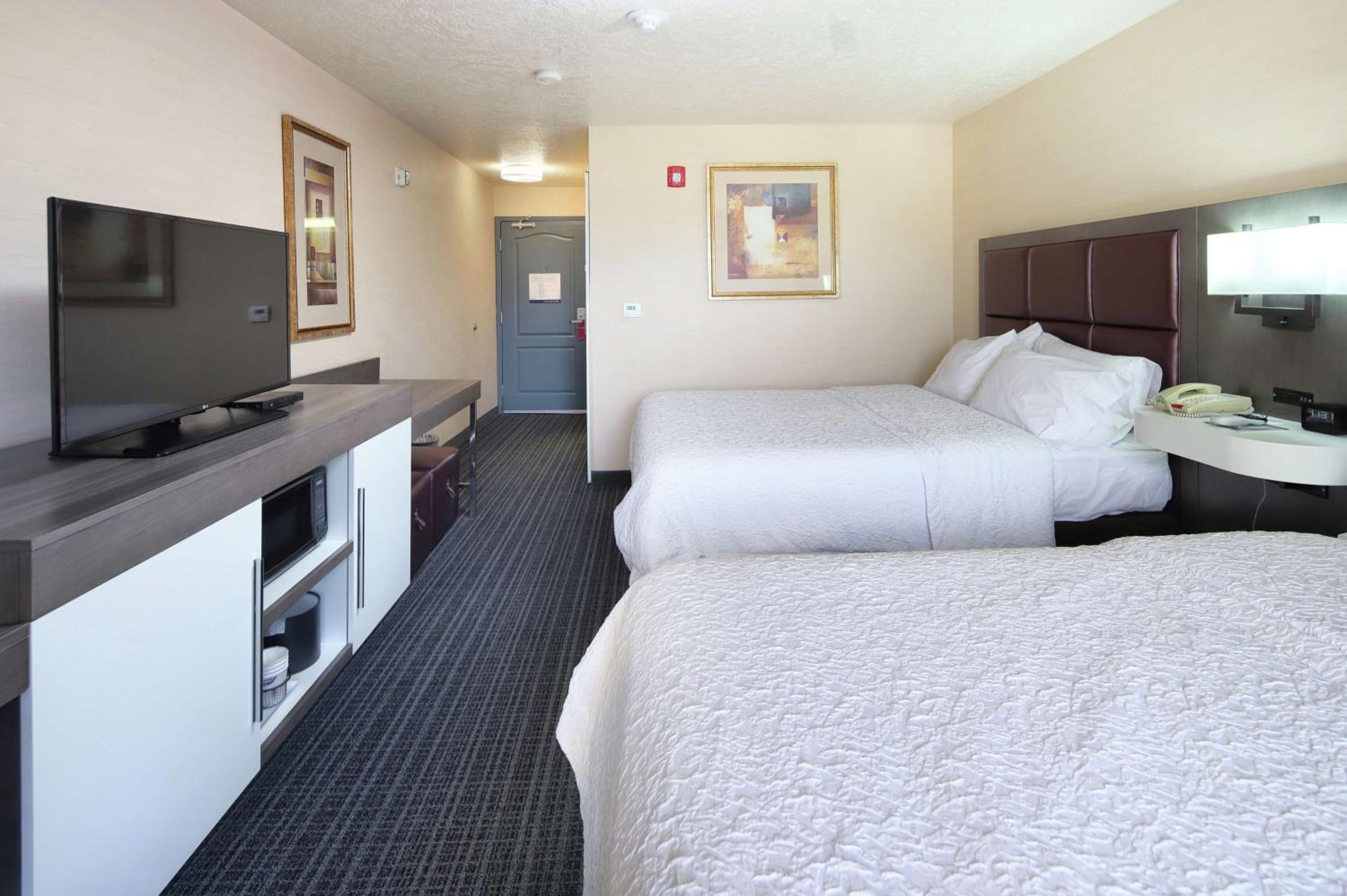 Room with Two Queen Beds - Non-Smoking - Photo 2