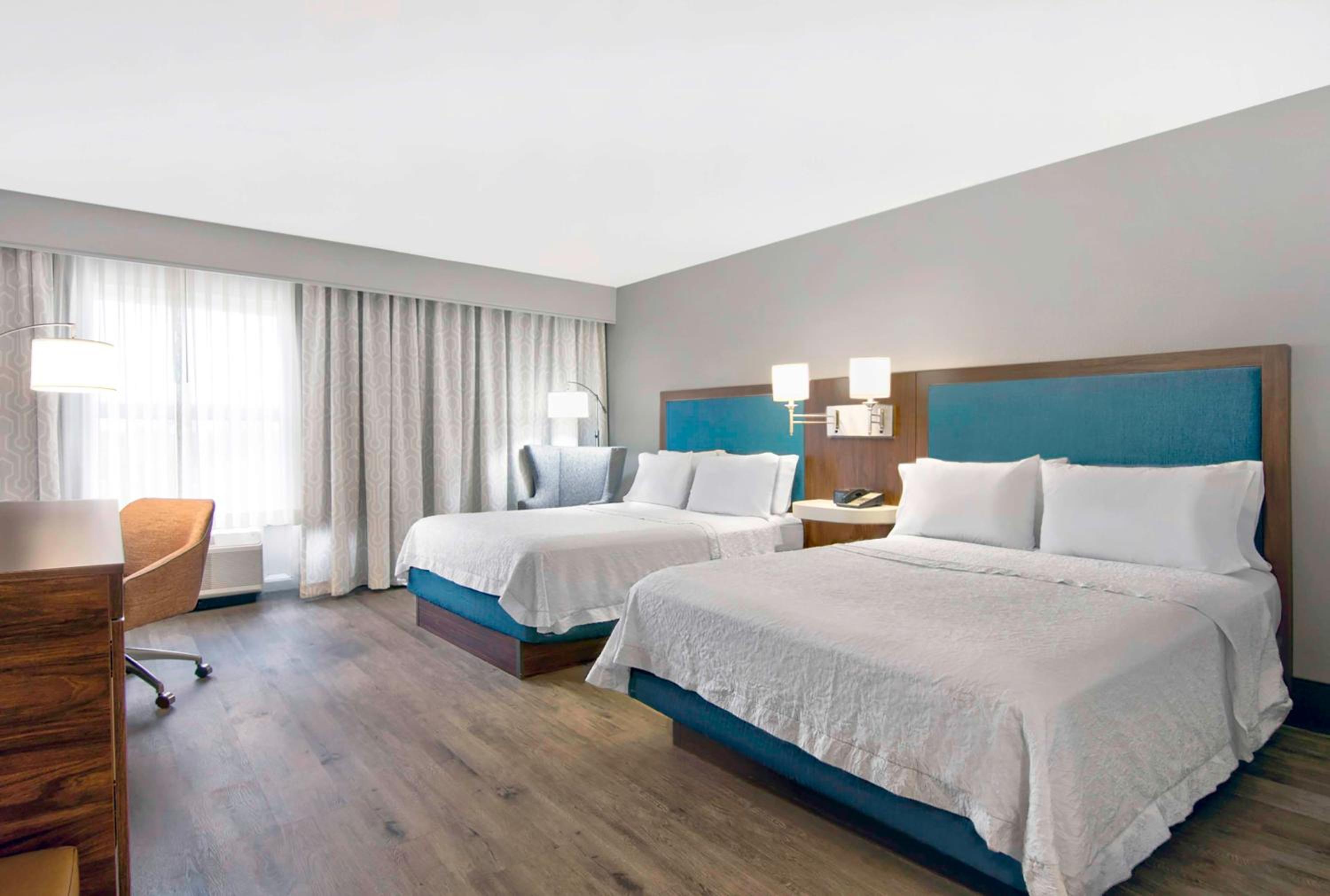 Room with Two Queen Beds - Non-Smoking - Photo 6