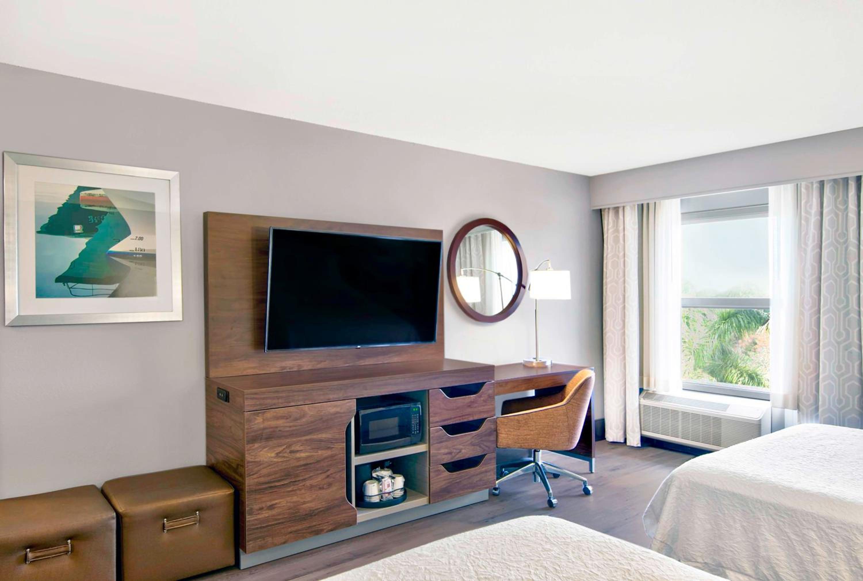 Room with Two Queen Beds - Non-Smoking - Photo 4