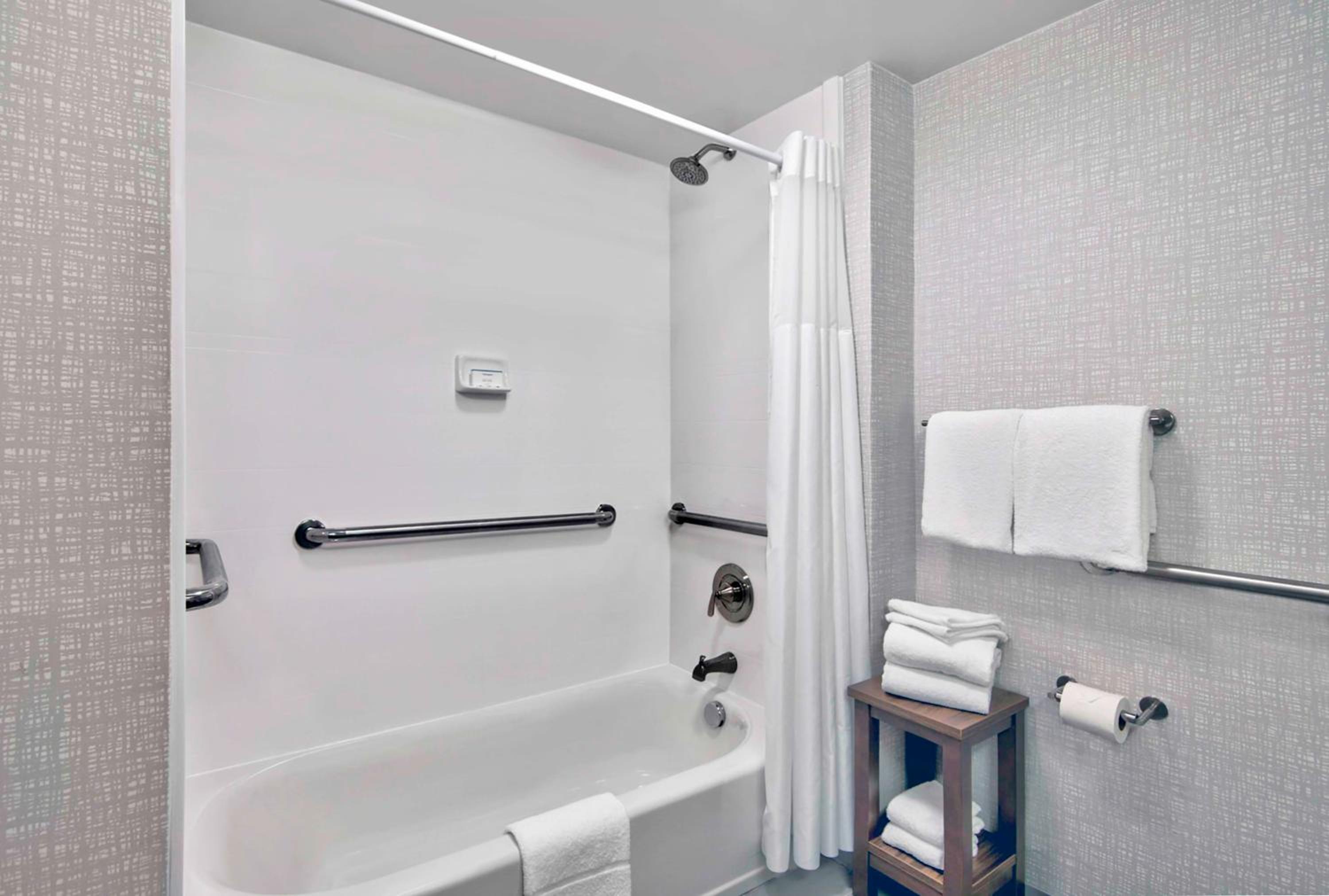 King Room with Accessible Tub - Mobility and Hearing Access/Non-Smoking - Photo 3