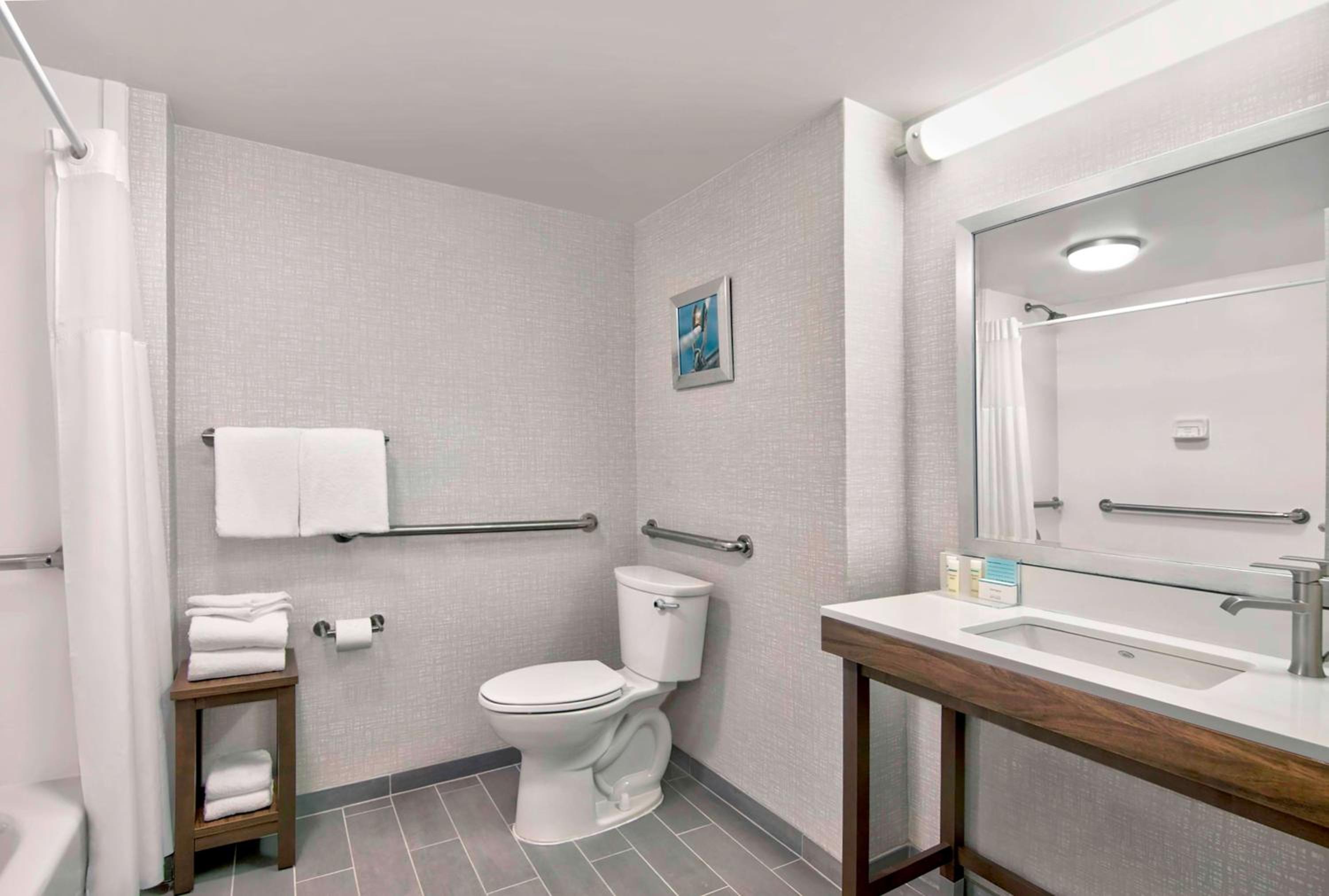 King Room with Accessible Tub - Mobility and Hearing Access/Non-Smoking - Photo 2