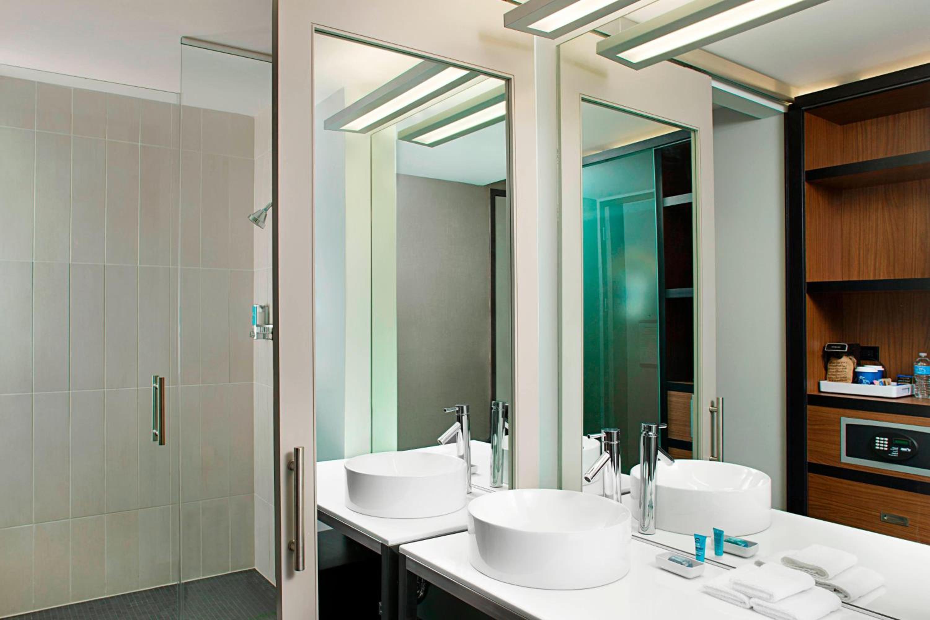 King Room - Hearing Accessible photo 2