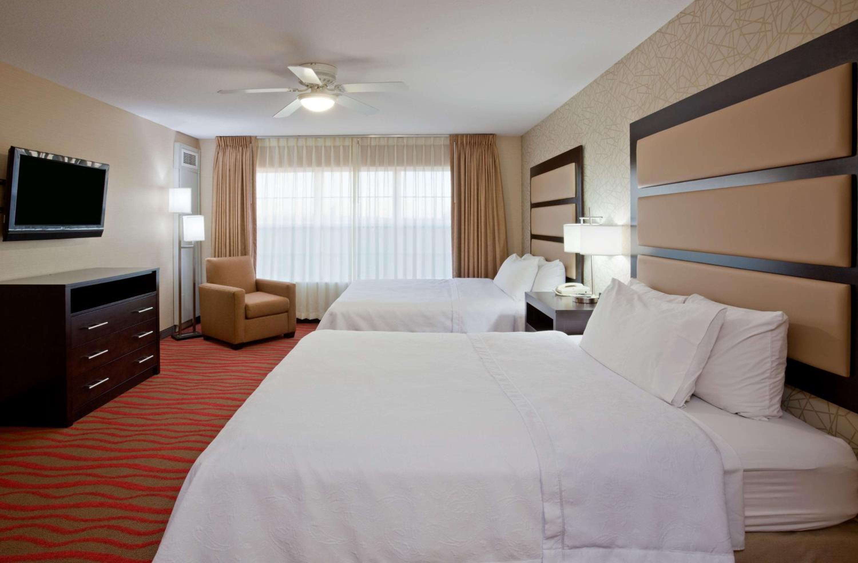 One-Bedroom Queen Suite with Two Queen Beds - Non-Smoking - Photo 2