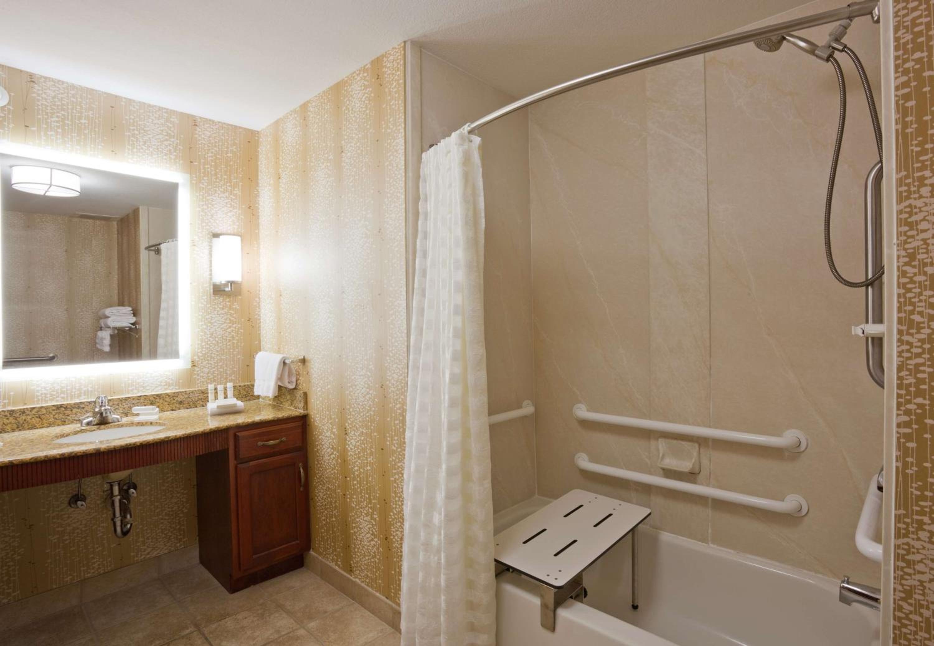 Queen Suite with Two Queen Beds - Hearing Access/Non-Smoking - Photo 3