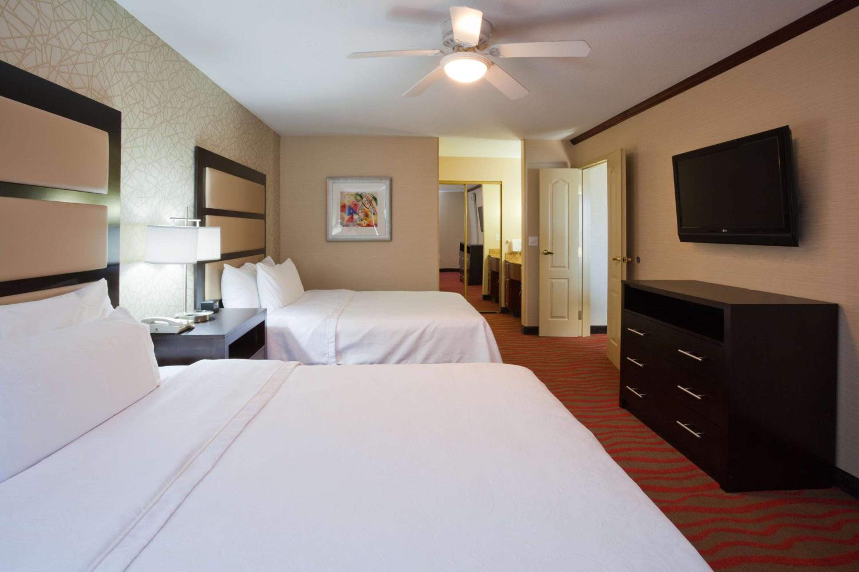 One-Bedroom Queen Suite with Two Queen Beds - Non-Smoking - Photo 3