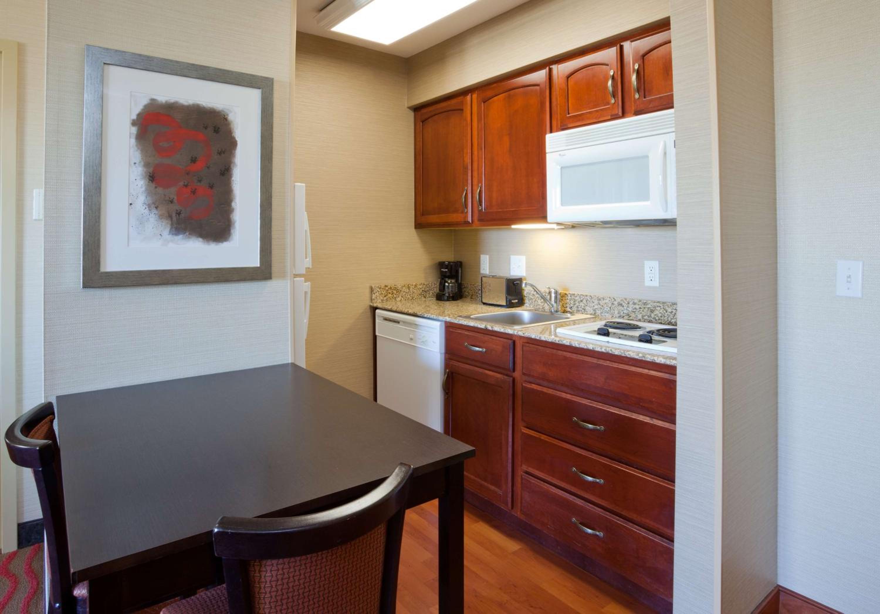One-Bedroom Queen Suite with Two Queen Beds - Non-Smoking - Photo 4