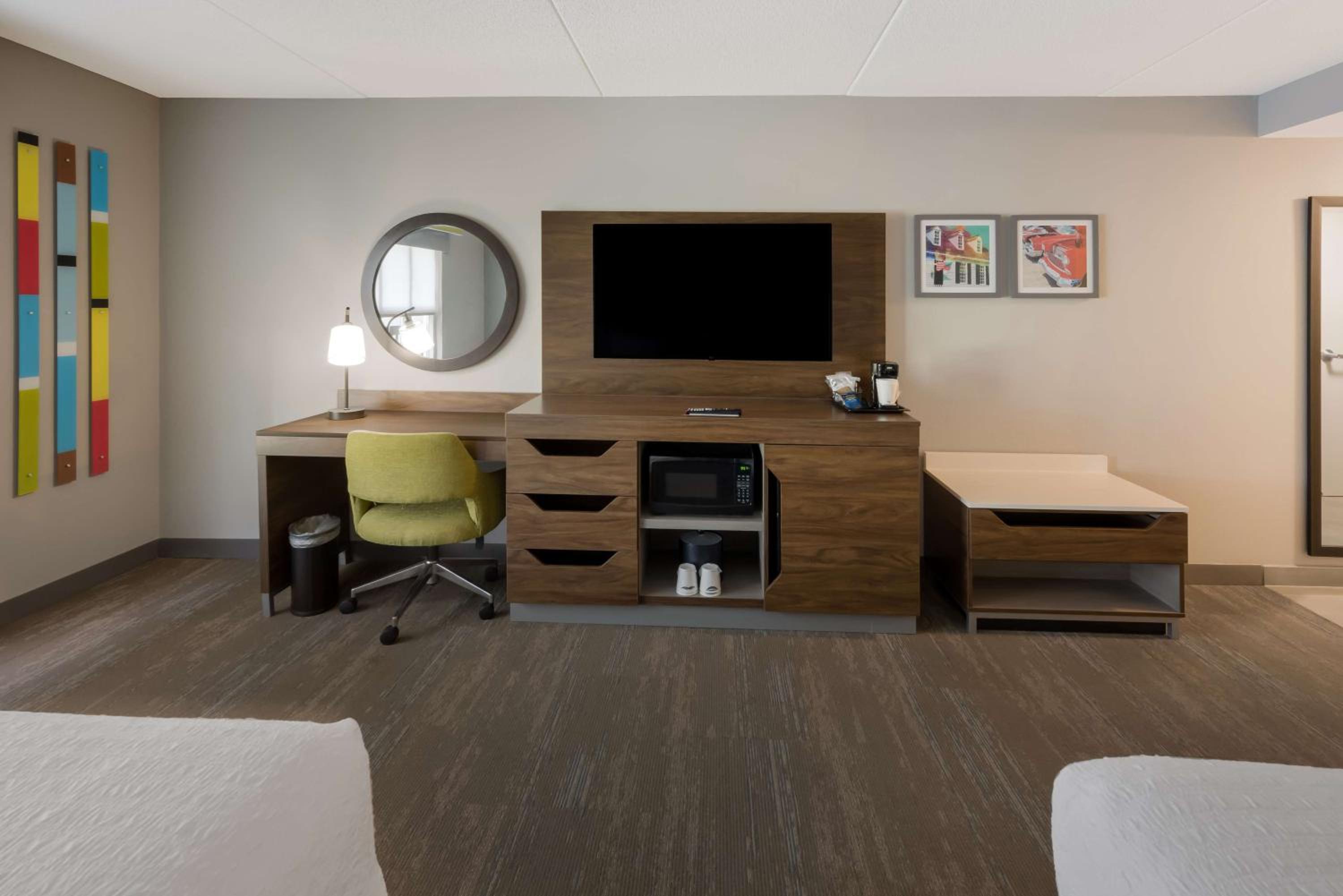 Queen Room with Two Queen Beds - Mobility and Hearing Access/Non-Smoking - Photo 4