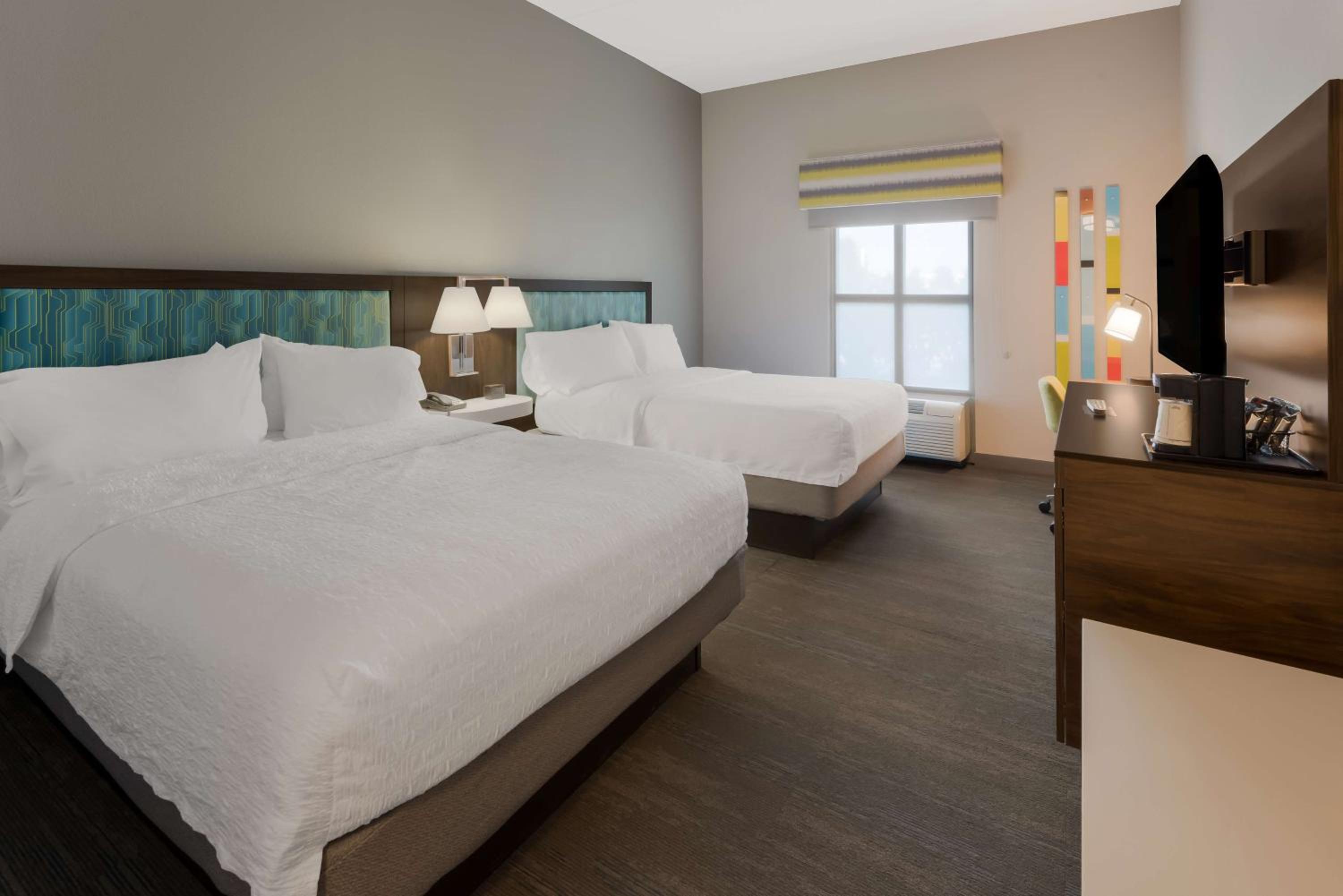 Room with Two Queen Beds - Non-Smoking - Photo 2