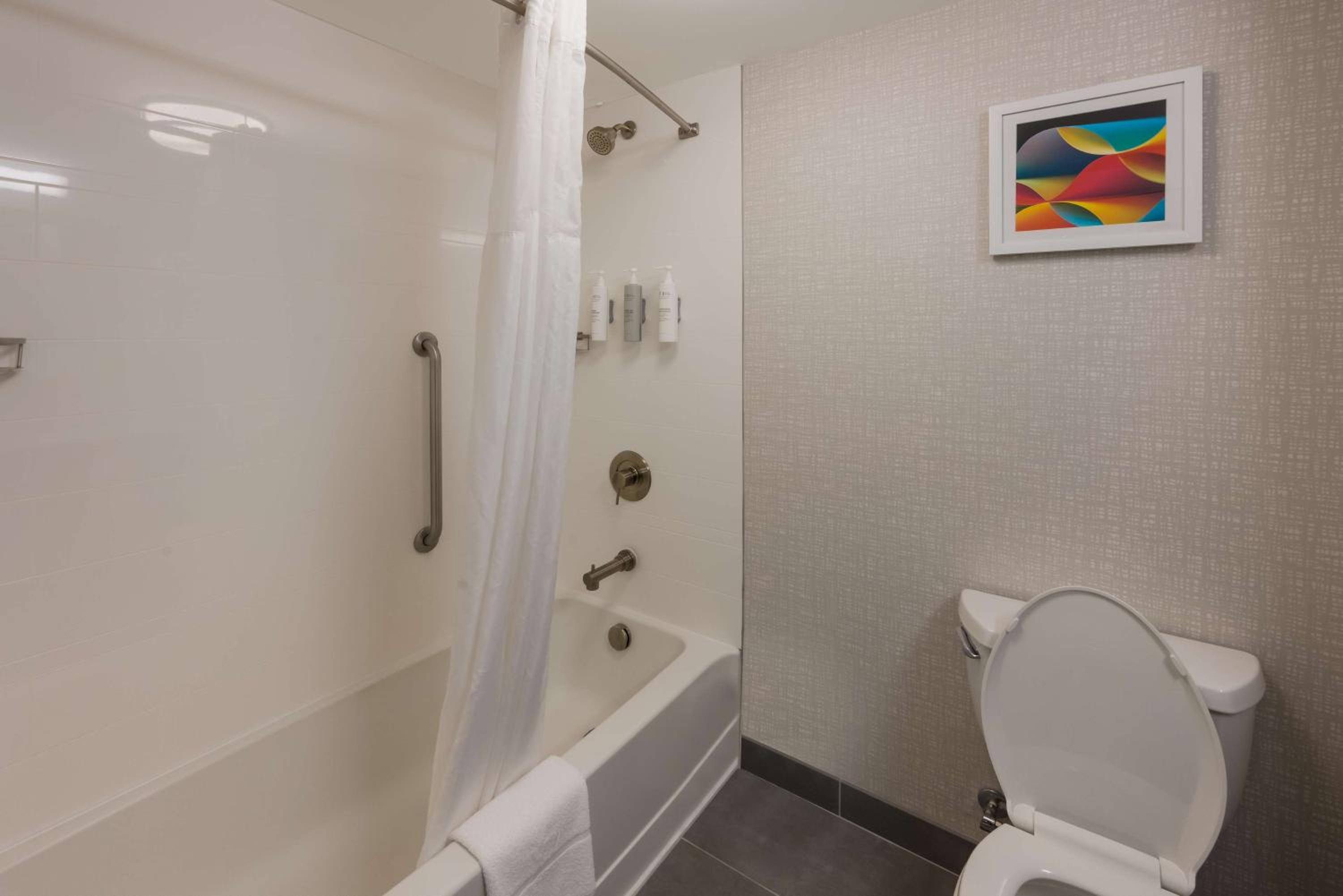 Queen Room with Two Queen Beds - Hearing Access/Non-Smoking - Photo 4