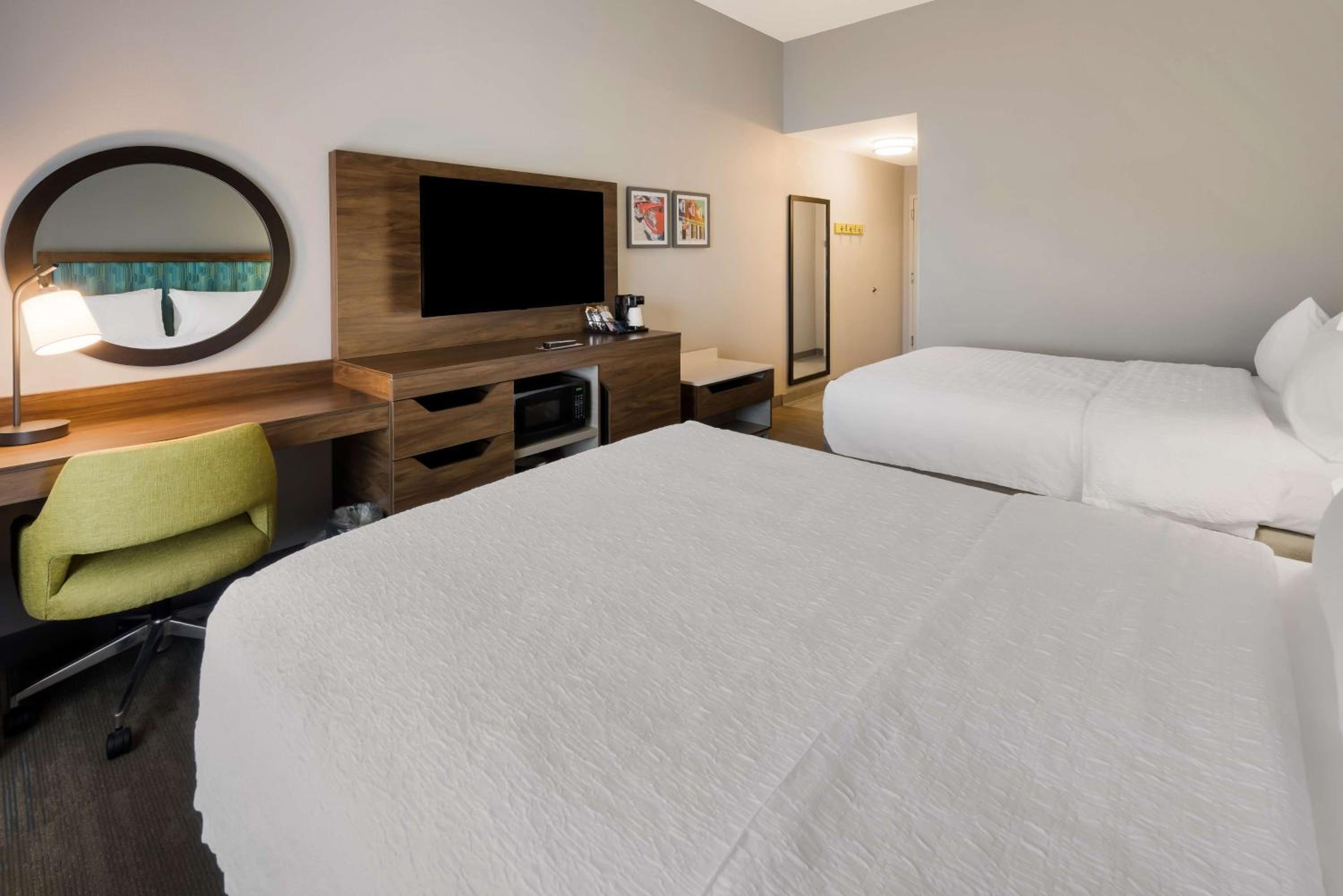 Room with Two Queen Beds - Non-Smoking - Photo 4