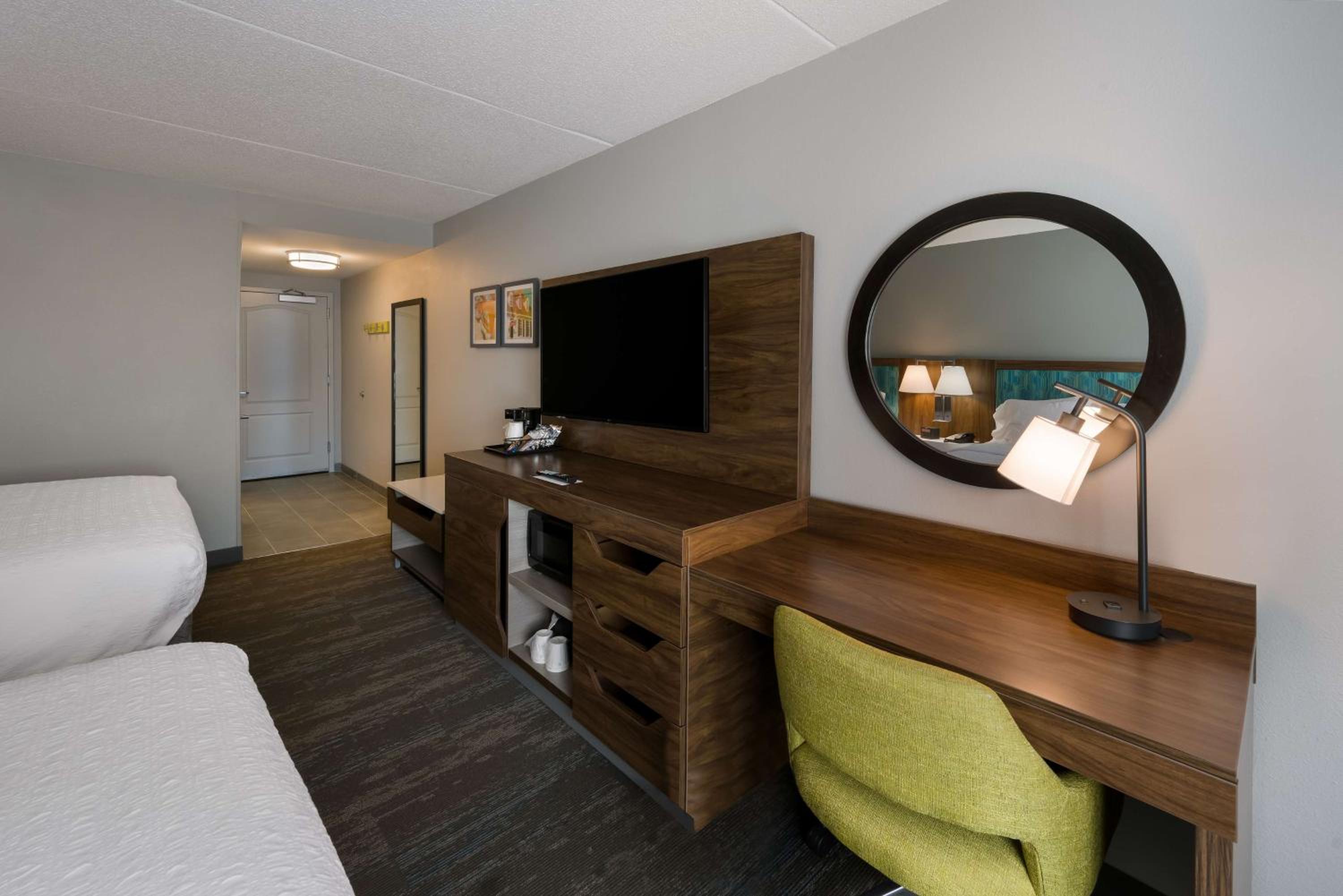 Queen Room with Two Queen Beds - Hearing Access/Non-Smoking - Photo 5