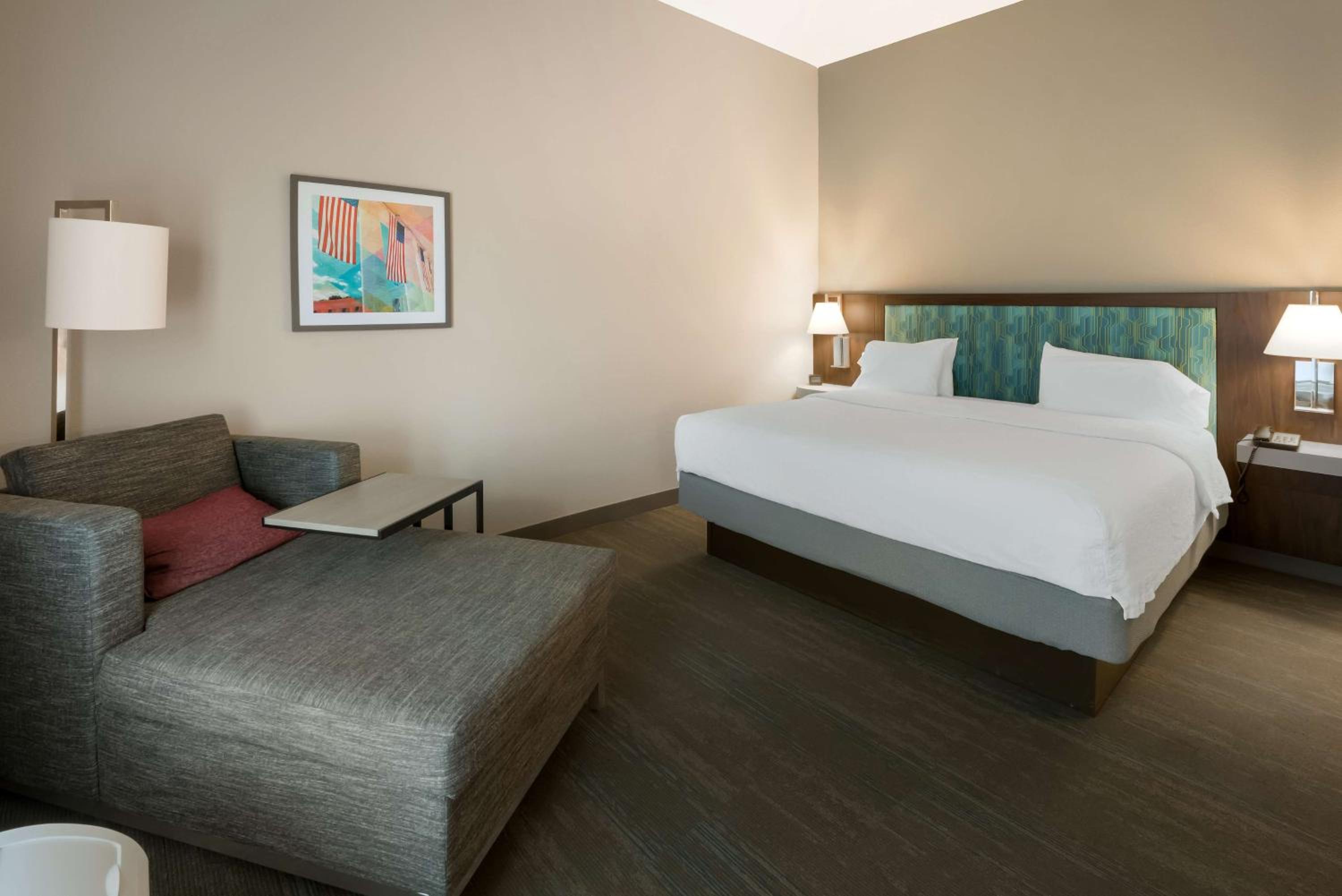 King Room with King Bed - Non-Smoking - Photo 6