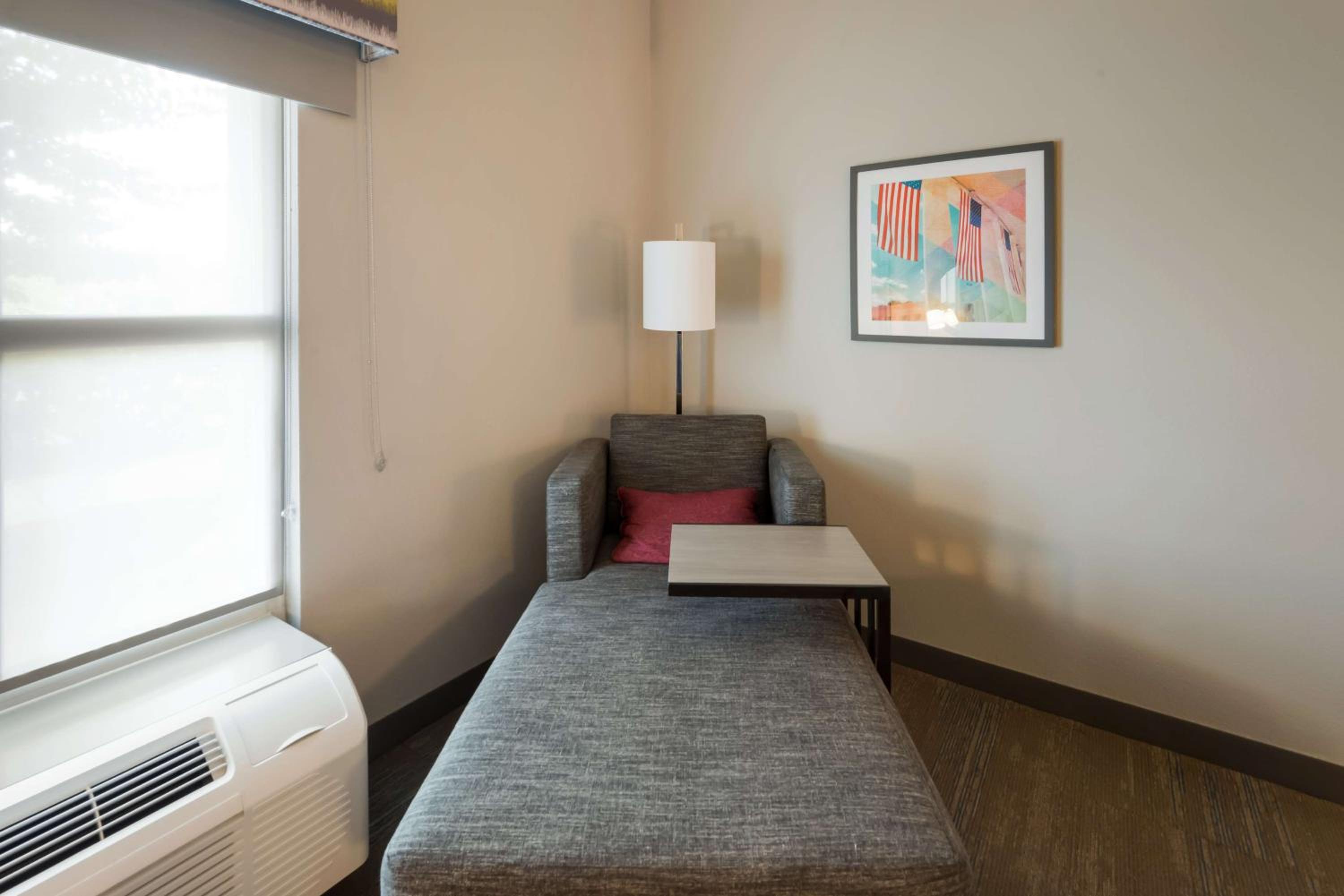 King Room with King Bed - Non-Smoking - Photo 7