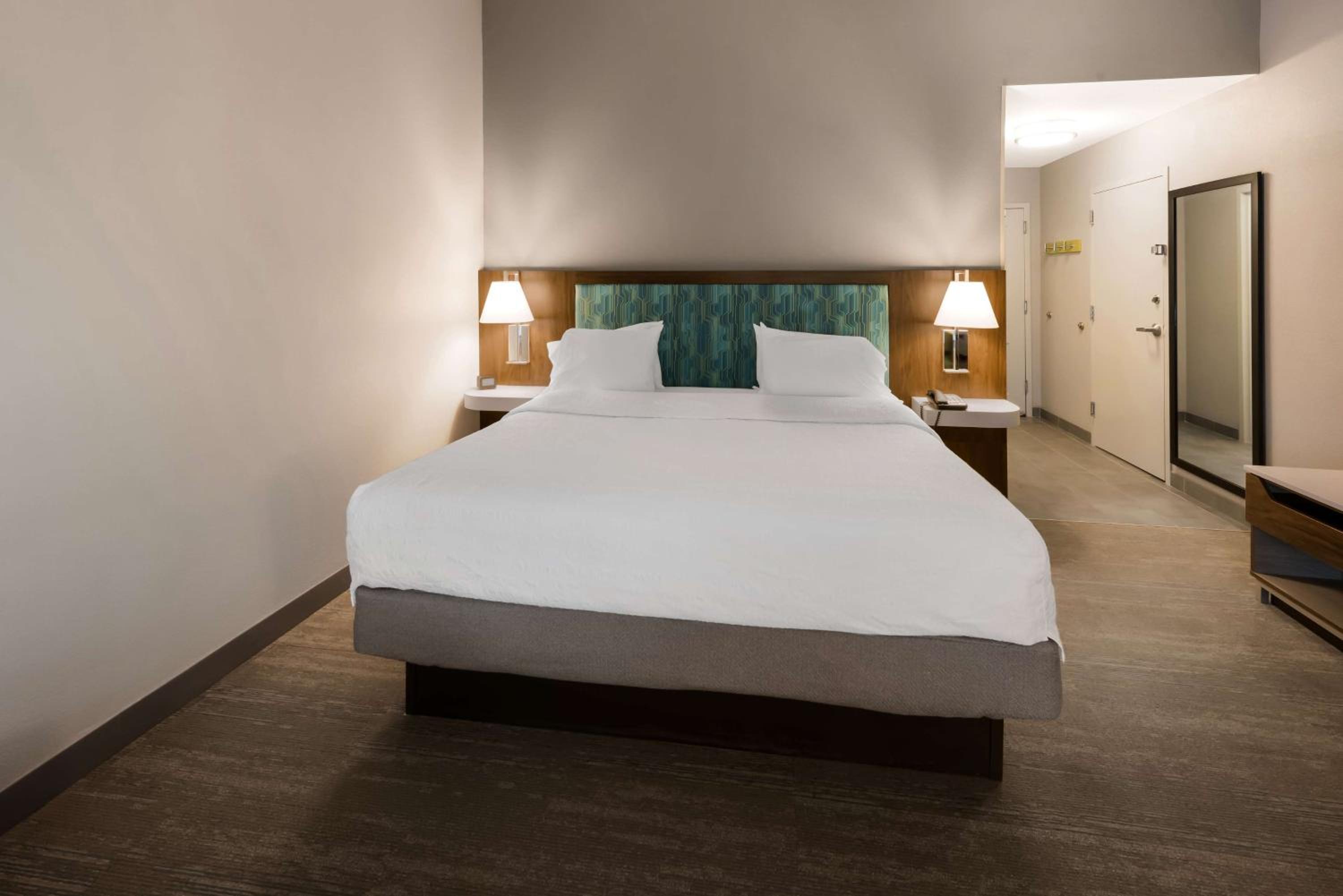 King Room with King Bed - Non-Smoking - Photo 8