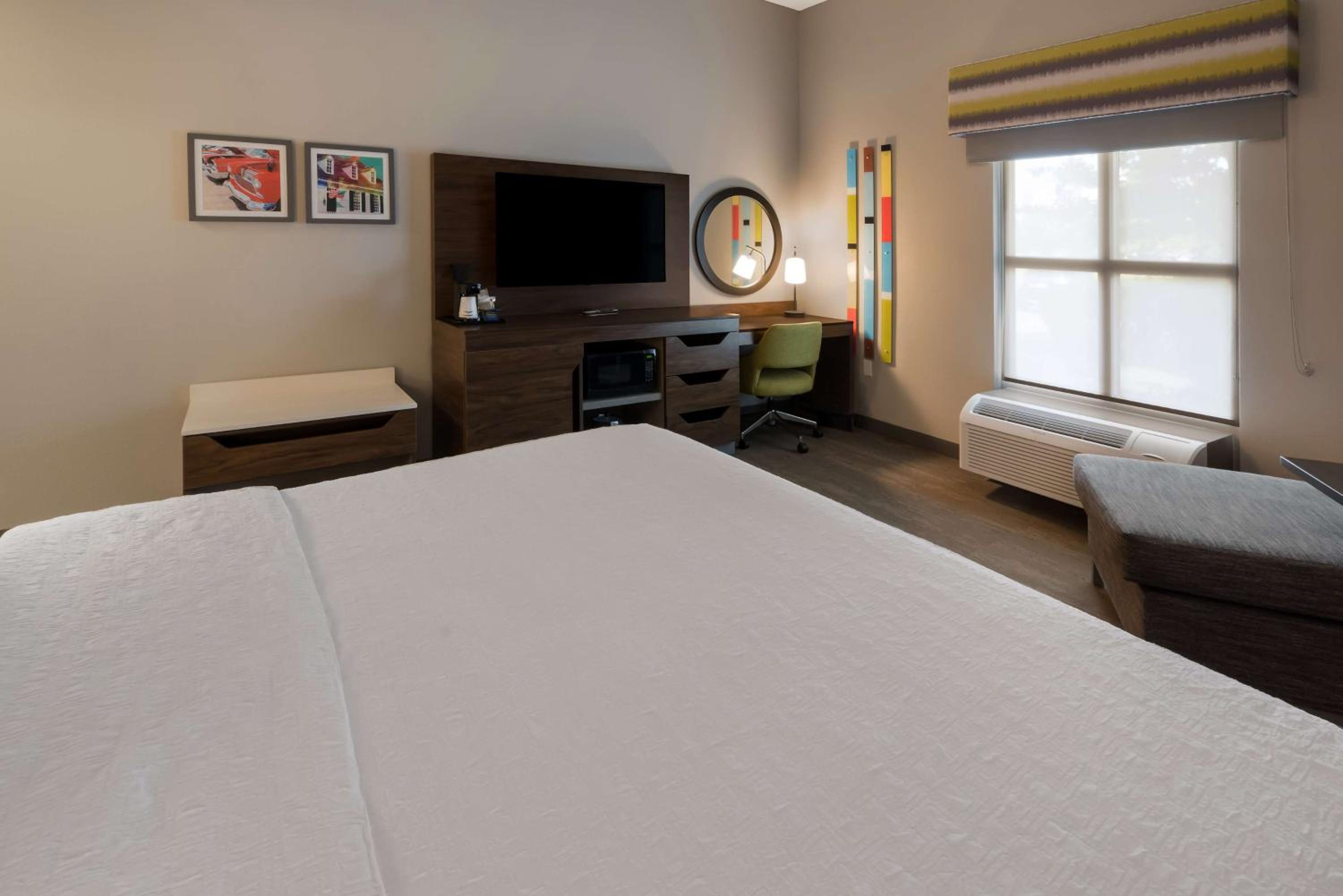 King Room with King Bed - Non-Smoking - Photo 2