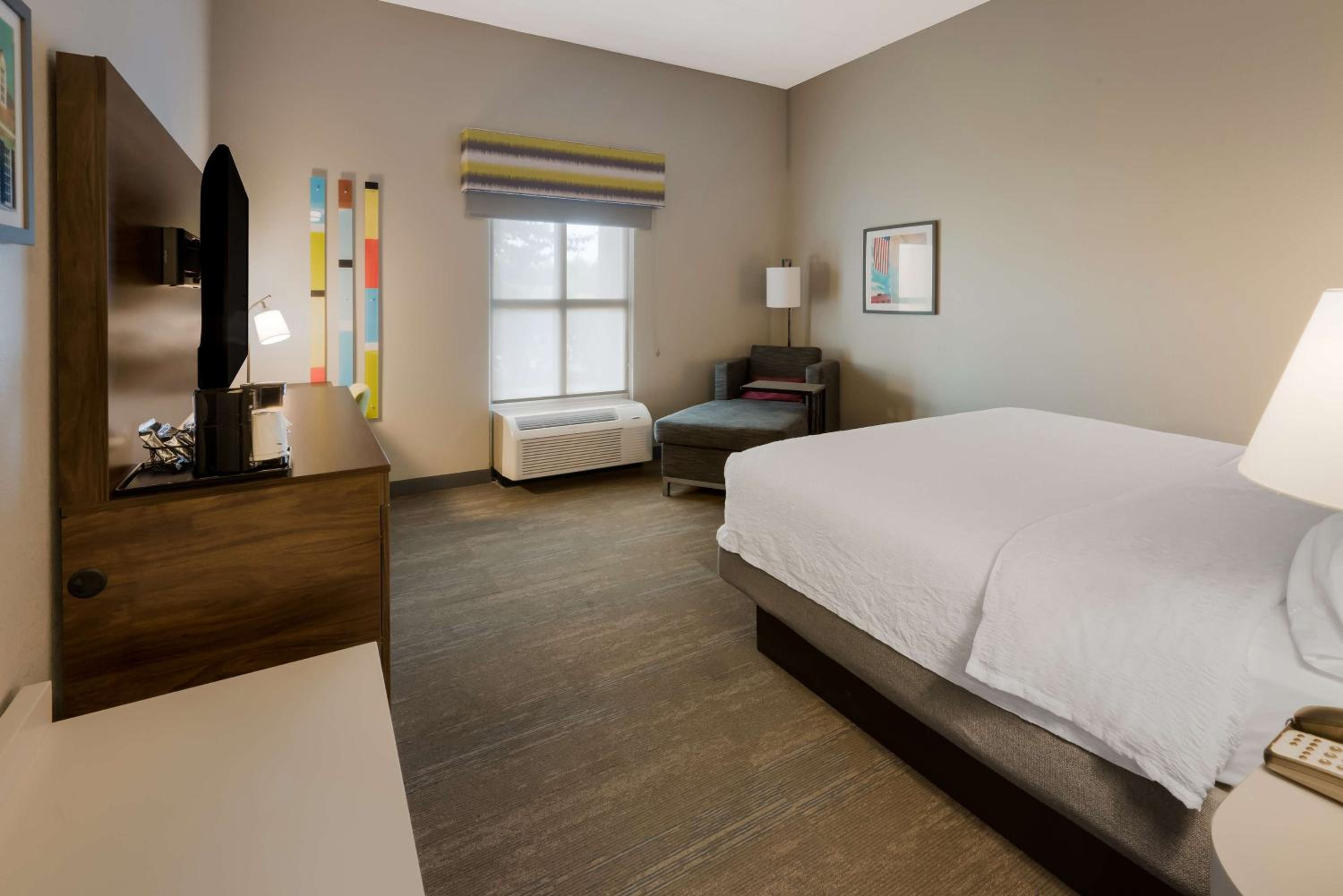 King Room with King Bed - Non-Smoking - Photo 5