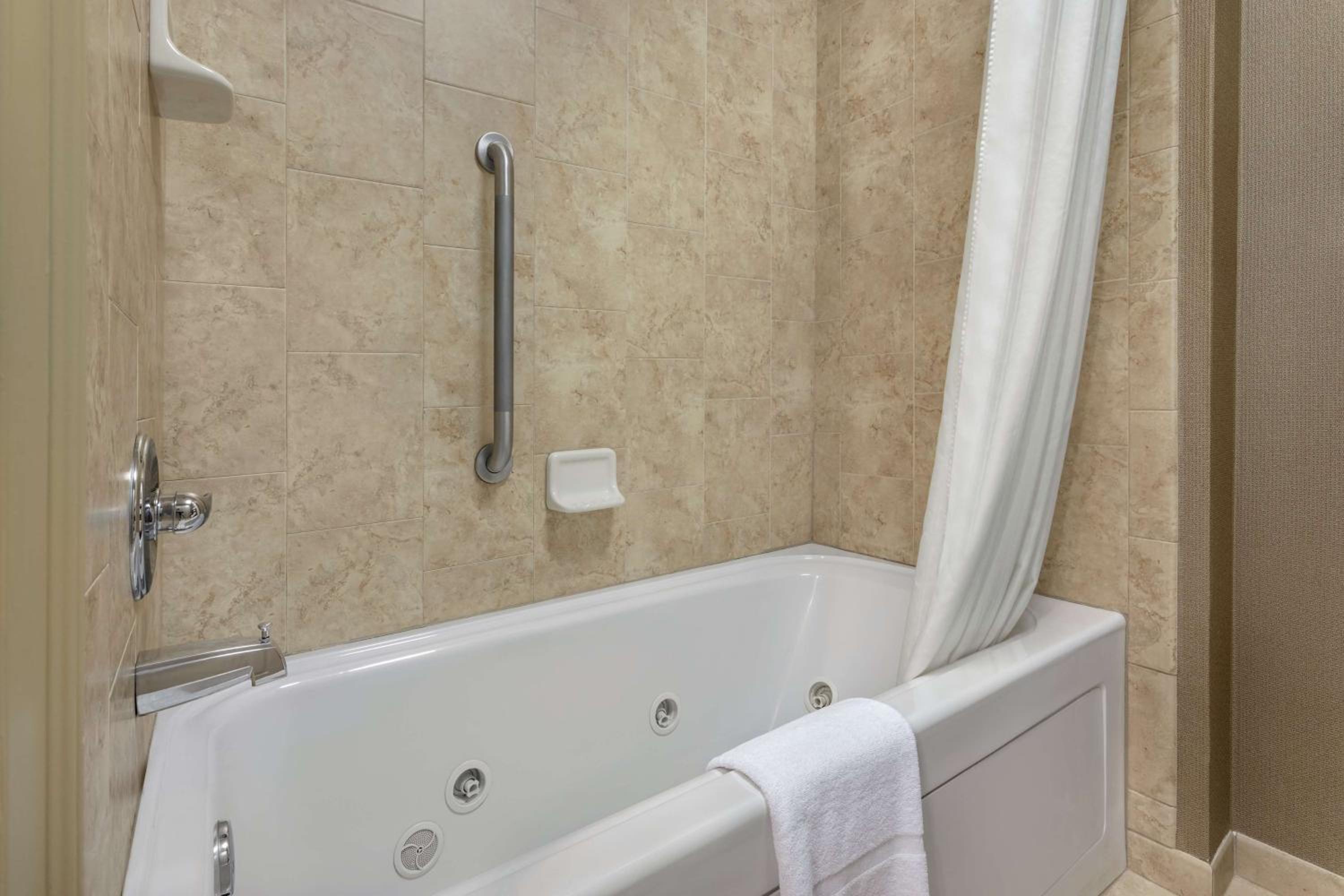 One-Bedroom King Suite with Whirlpool - Non-Smoking  - Photo 3
