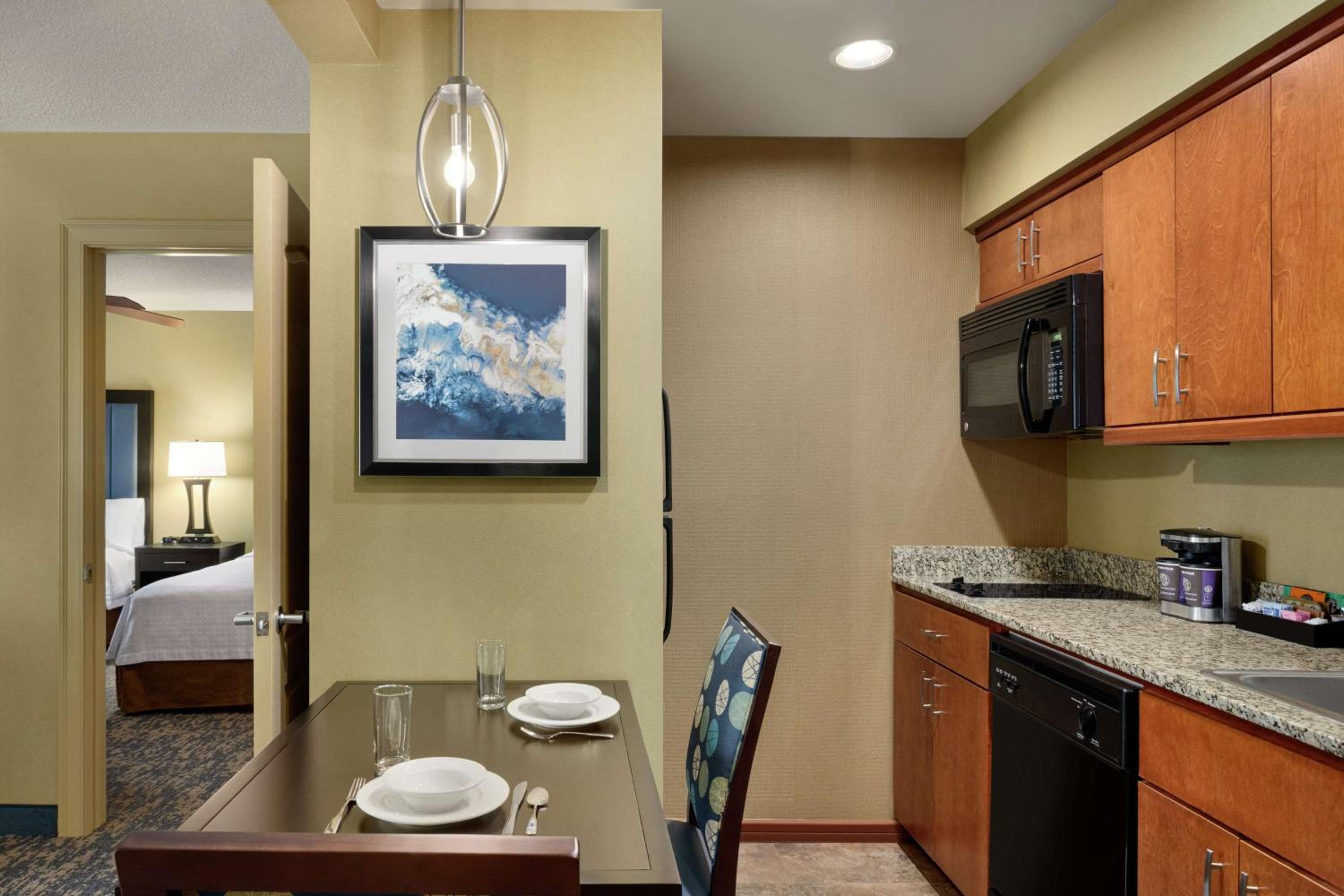 One-Bedroom Queen Suite with Two Queen Beds - Non-Smoking - Photo 2
