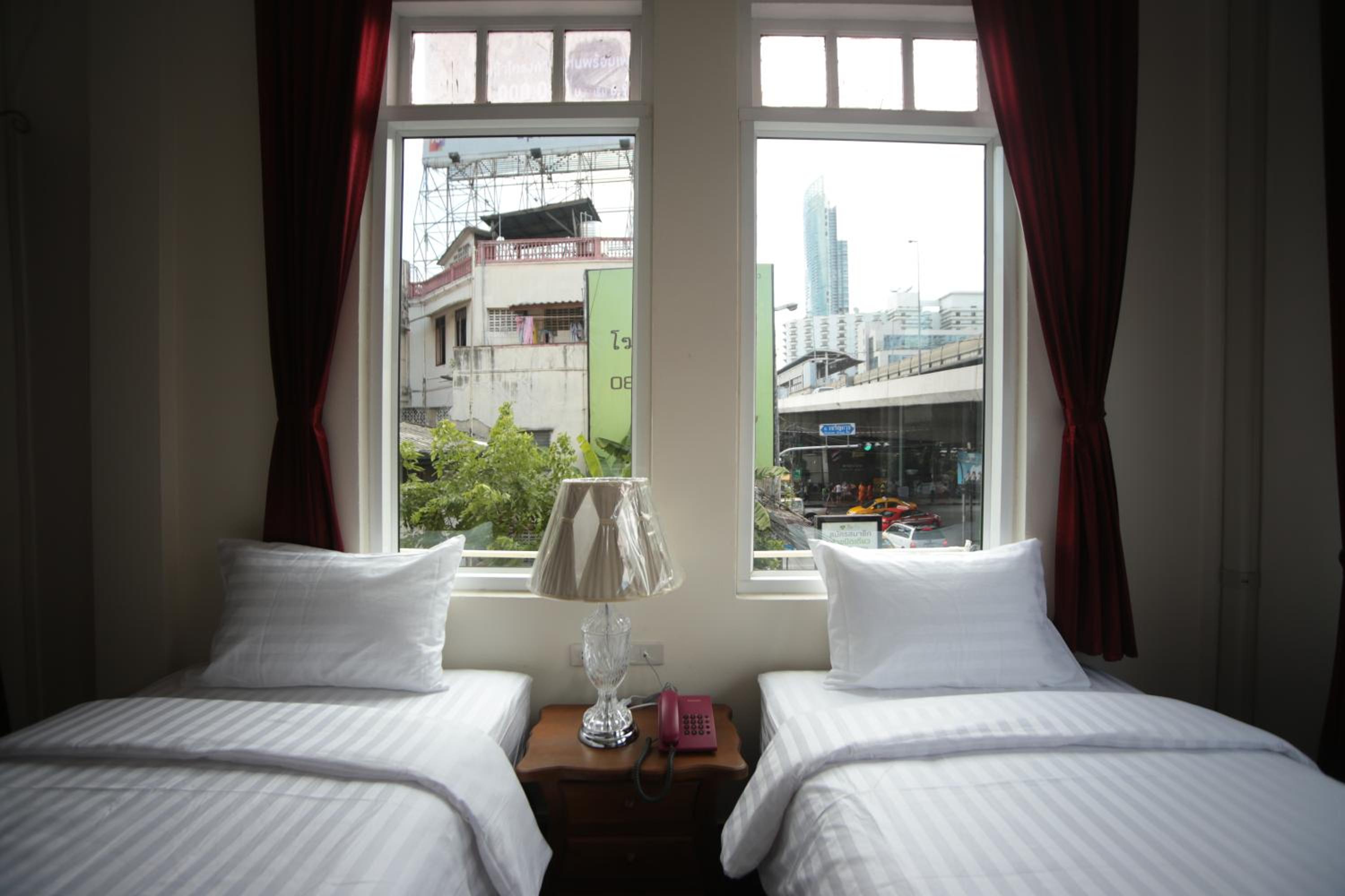 Corner Twin Room with City View photo 2