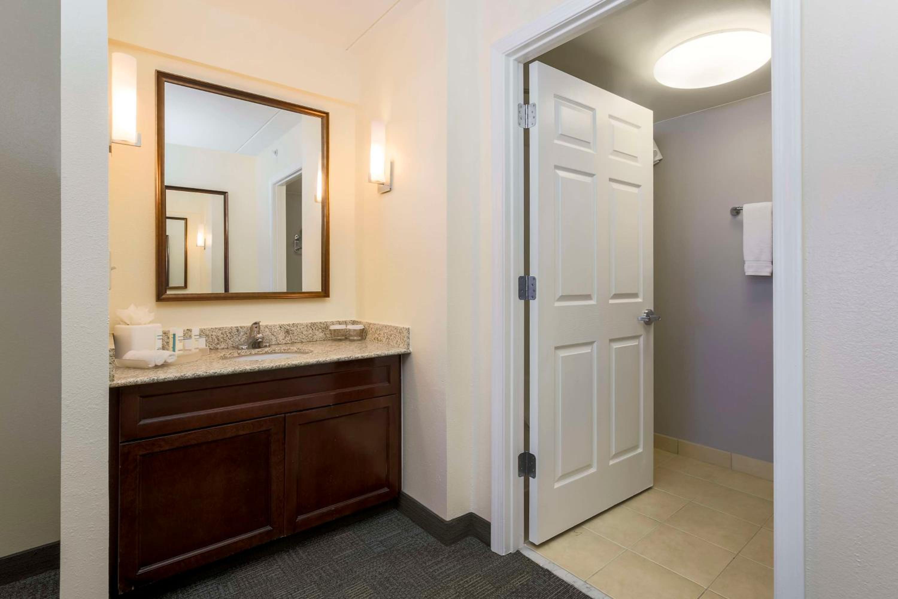 One-Bedroom Suite with Two Double Beds - Non-Smoking - Photo 2