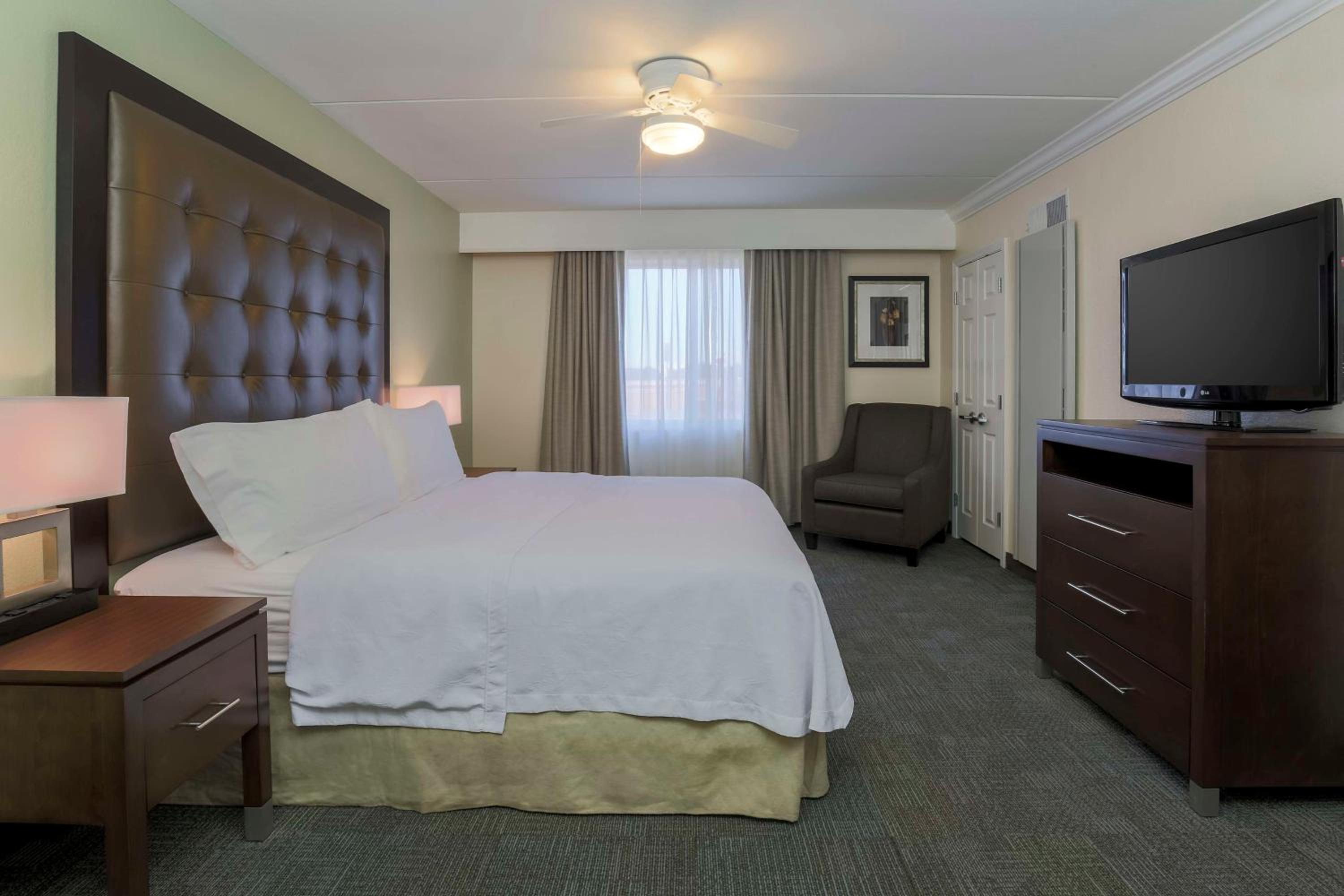 King Suite - Mobility Access/Non-Smoking - Photo 1