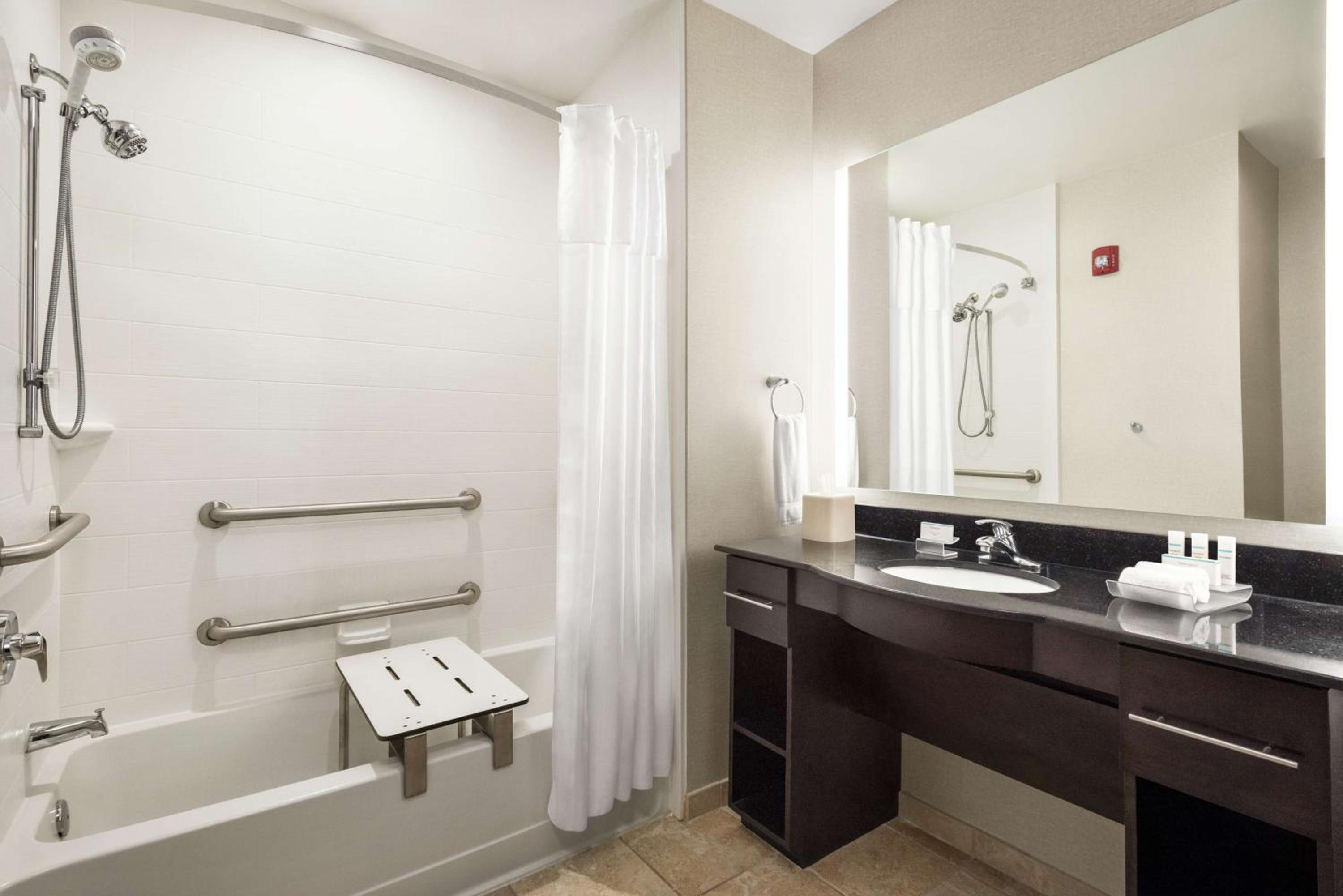 King Suite with Tub - Mobility/Hearing Accessible - Photo 3