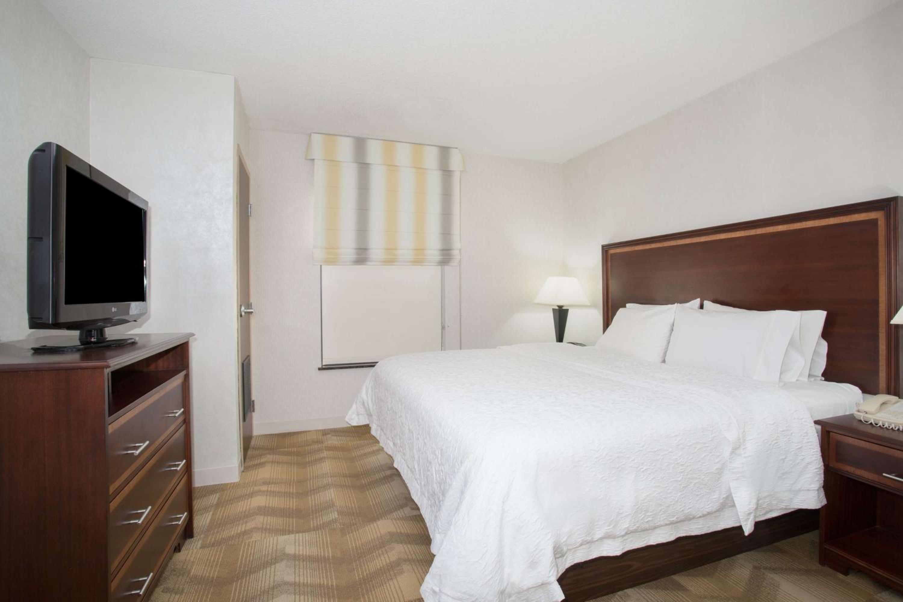 King Studio Suite with Whirlpool - Non-Smoking - Photo 4