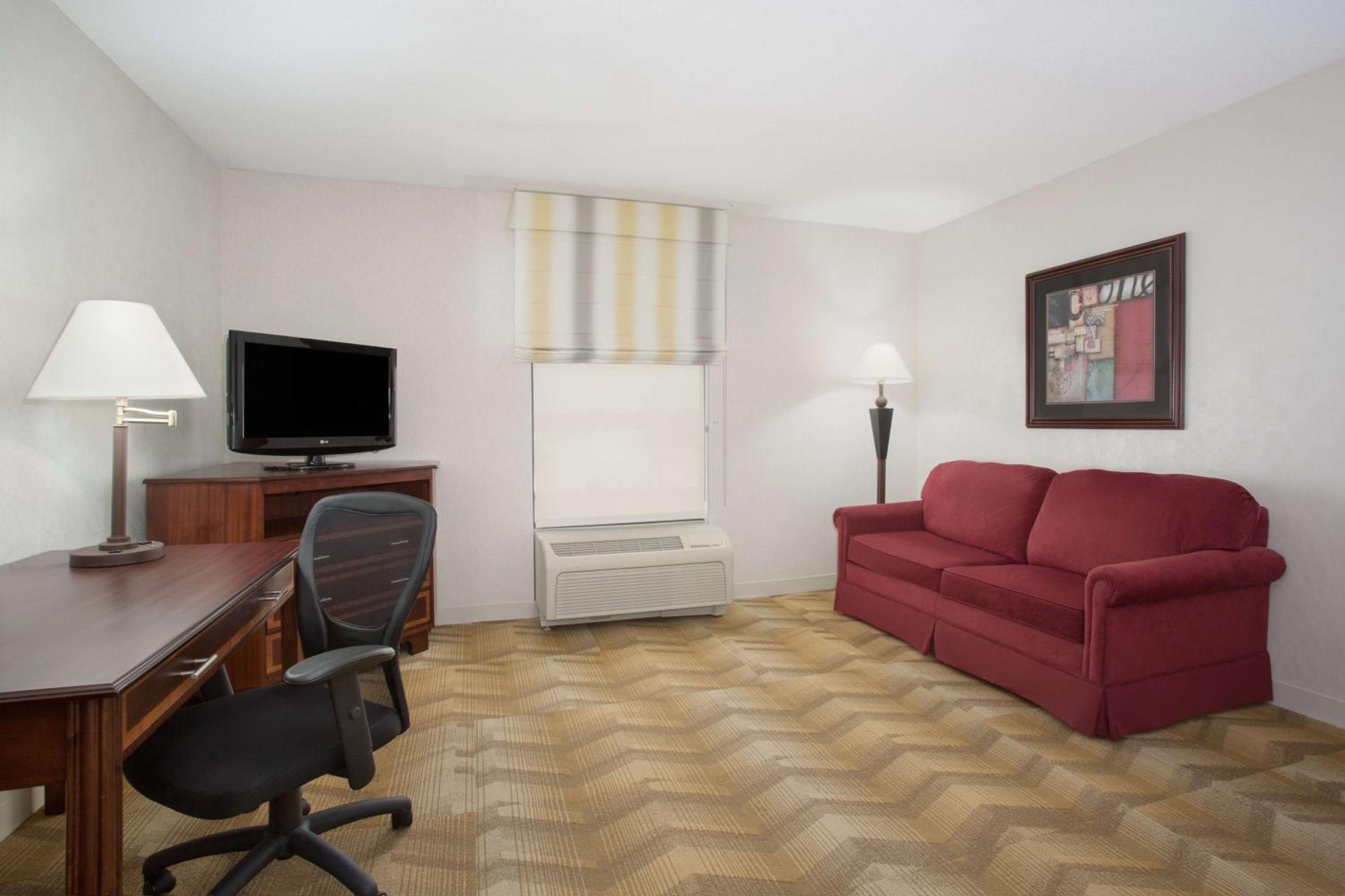 King Room with Sofa Bed and Study - Non-Smoking - Photo 2